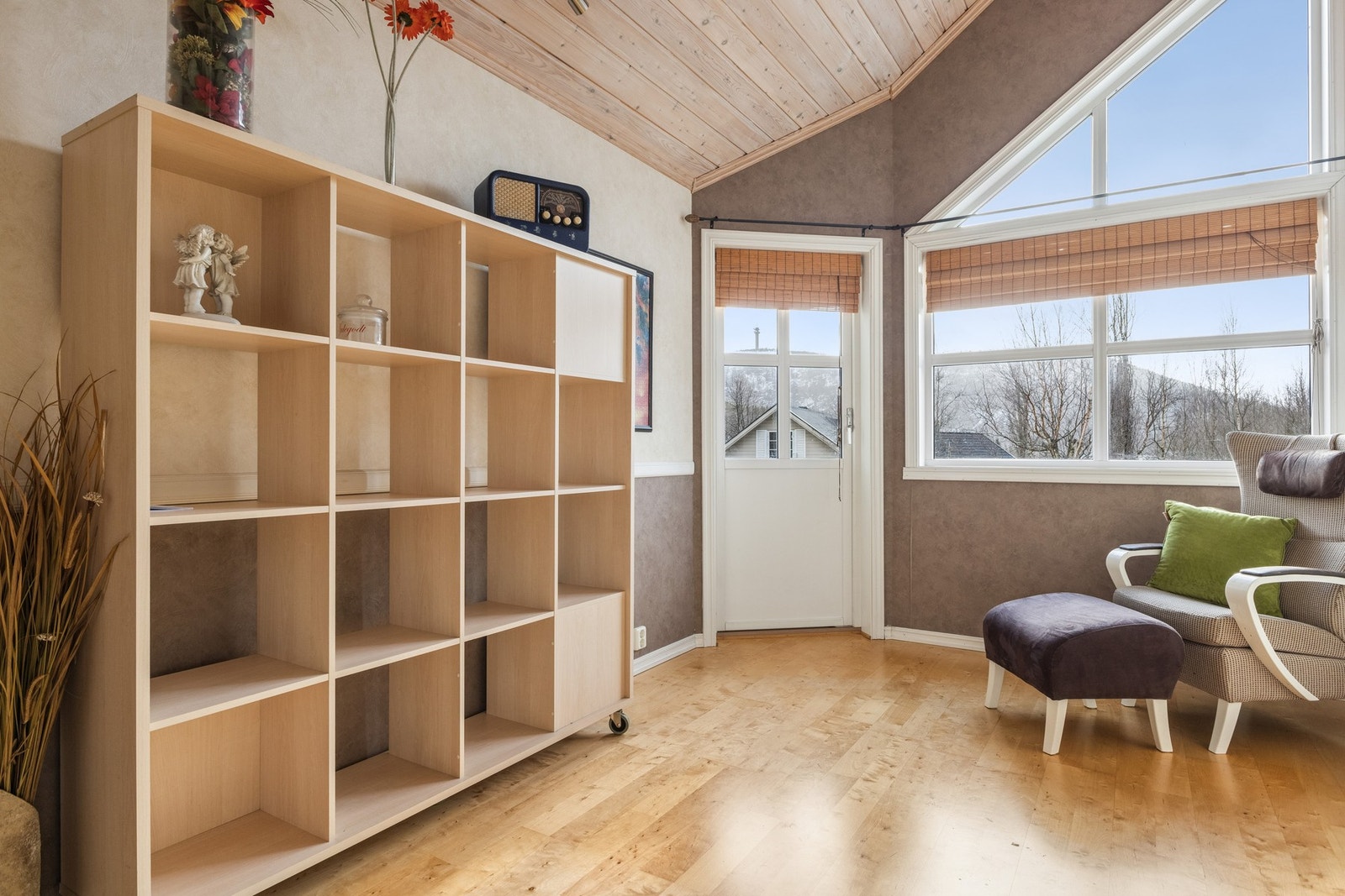 Herfra er det utgang til en solrik og sørøstvendt balkong på ca. 16 m². Galleribilde