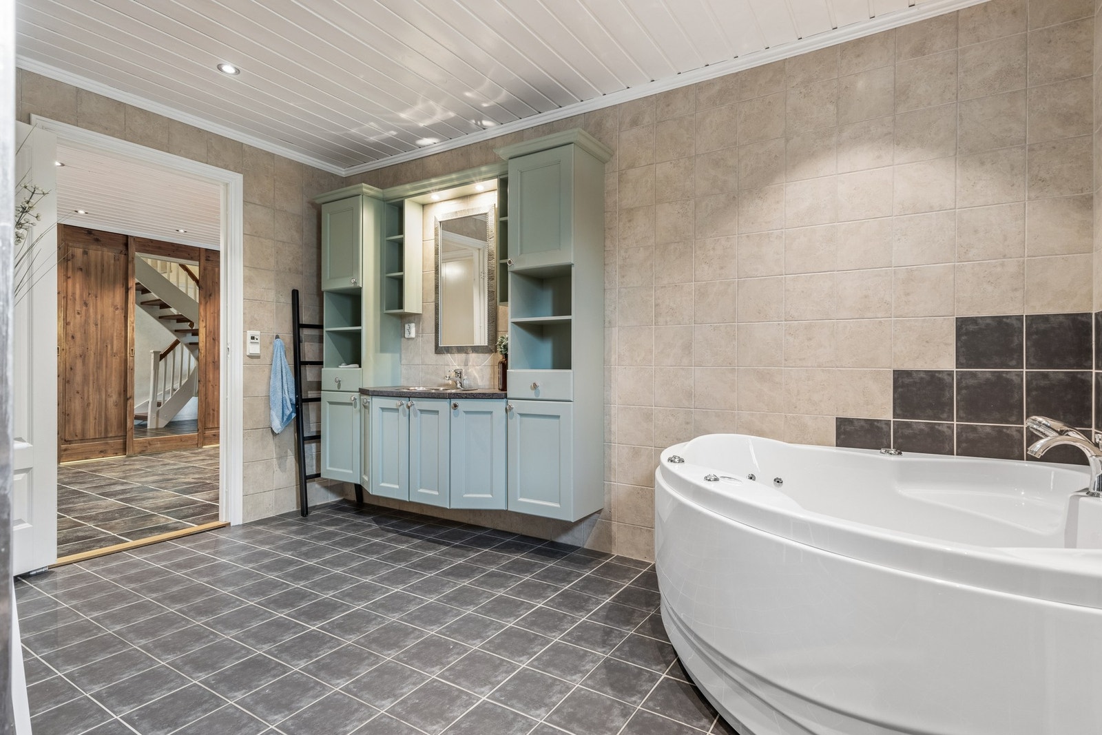 Hovedbadet i første etasje er helfliset og svært romslig med badekar og dusjhjørne. Galleribilde