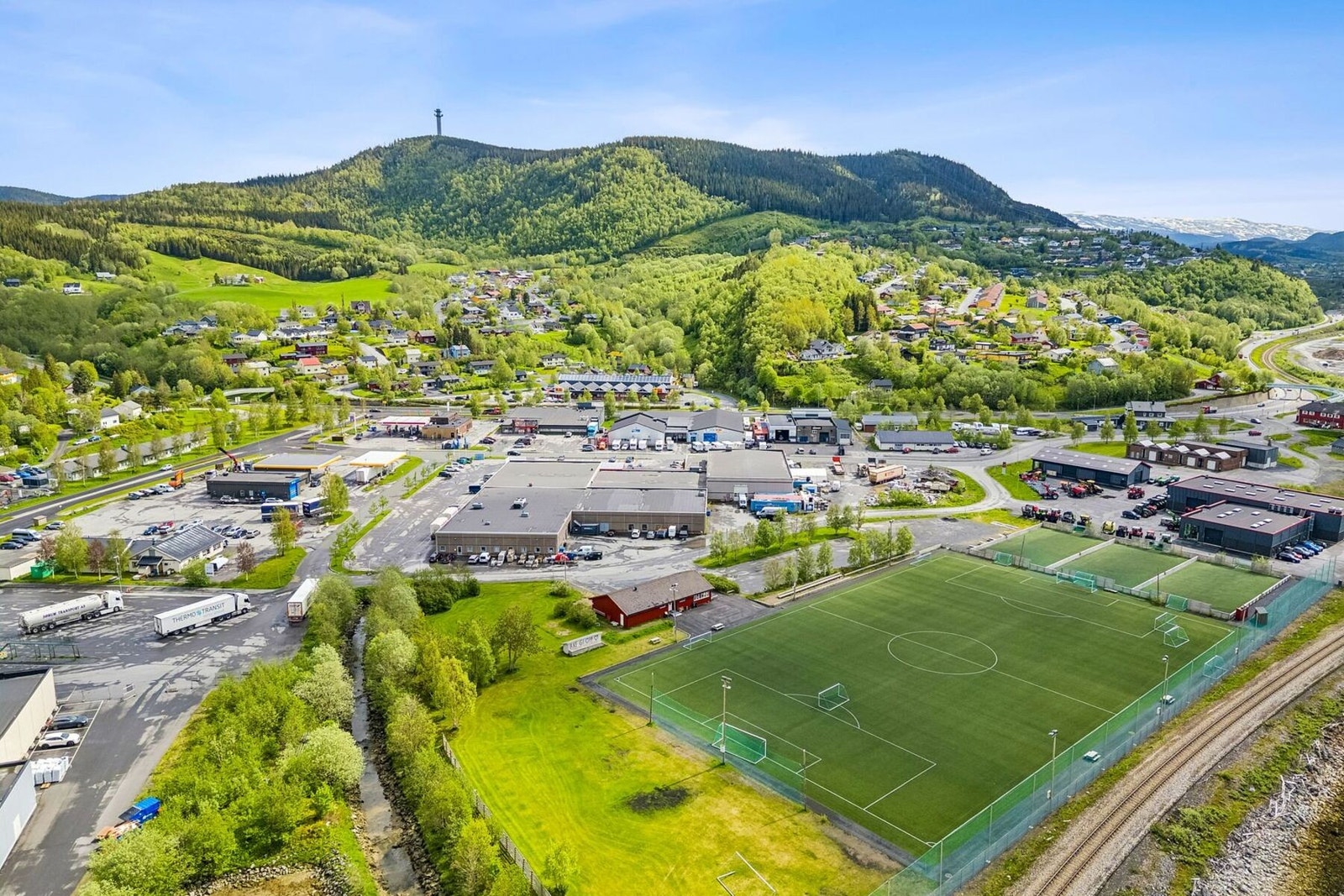 For den sportsinteresserte er det flere balløkker og fotballbaner i nærområdet. Galleribilde