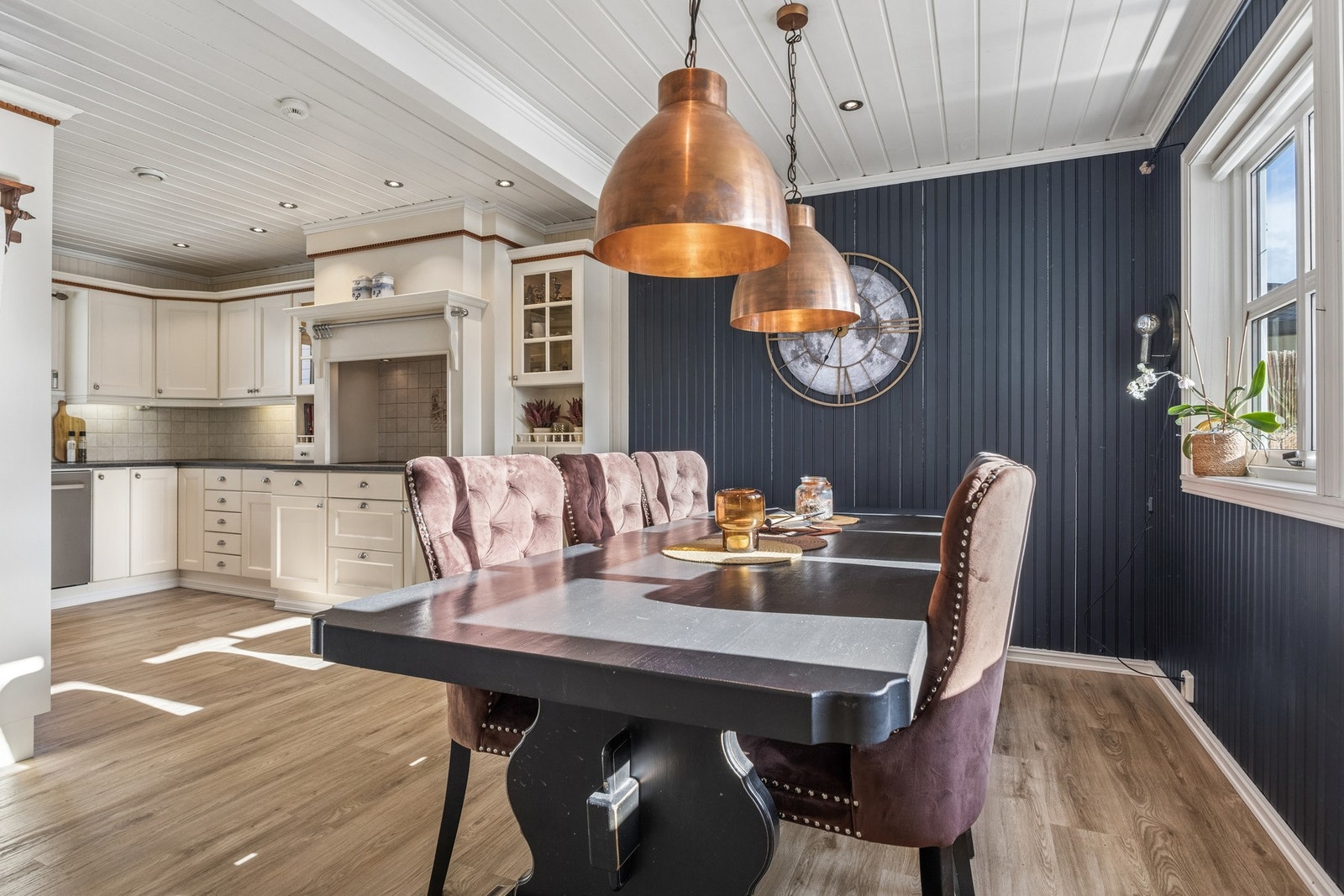 Spisestuen er en naturlig del av den åpne løsningen og har god plass til langbord. Galleribilde