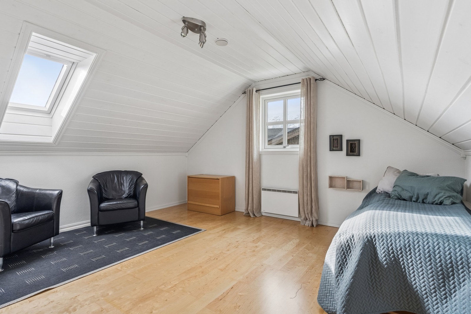 Rommet har takvindu som gir ekstra med dagslys. Galleribilde