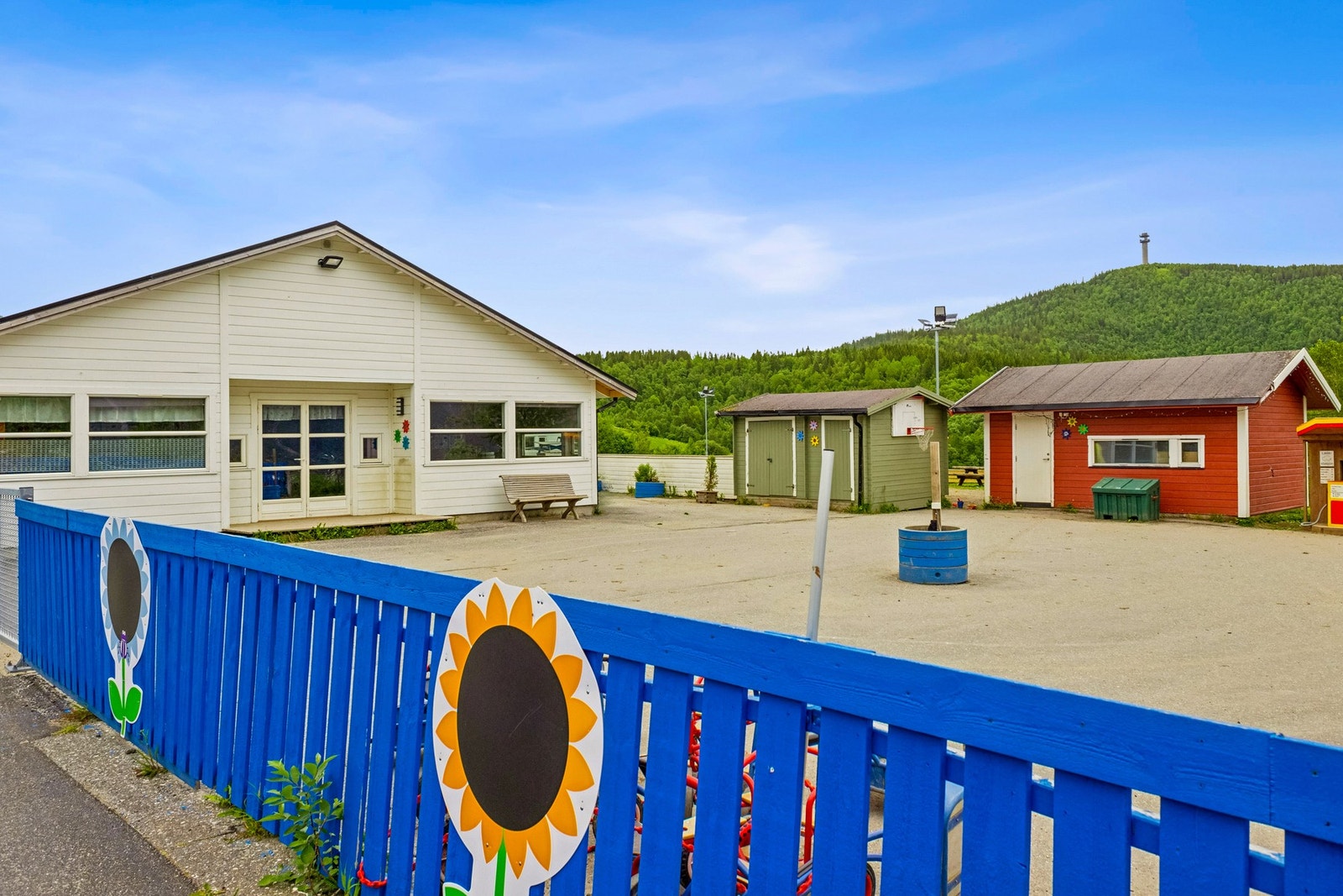 Barnehagen har plass til ca. 54 barn og ligger i trygge omgivelser uten gjennomgangstrafikk. Galleribilde