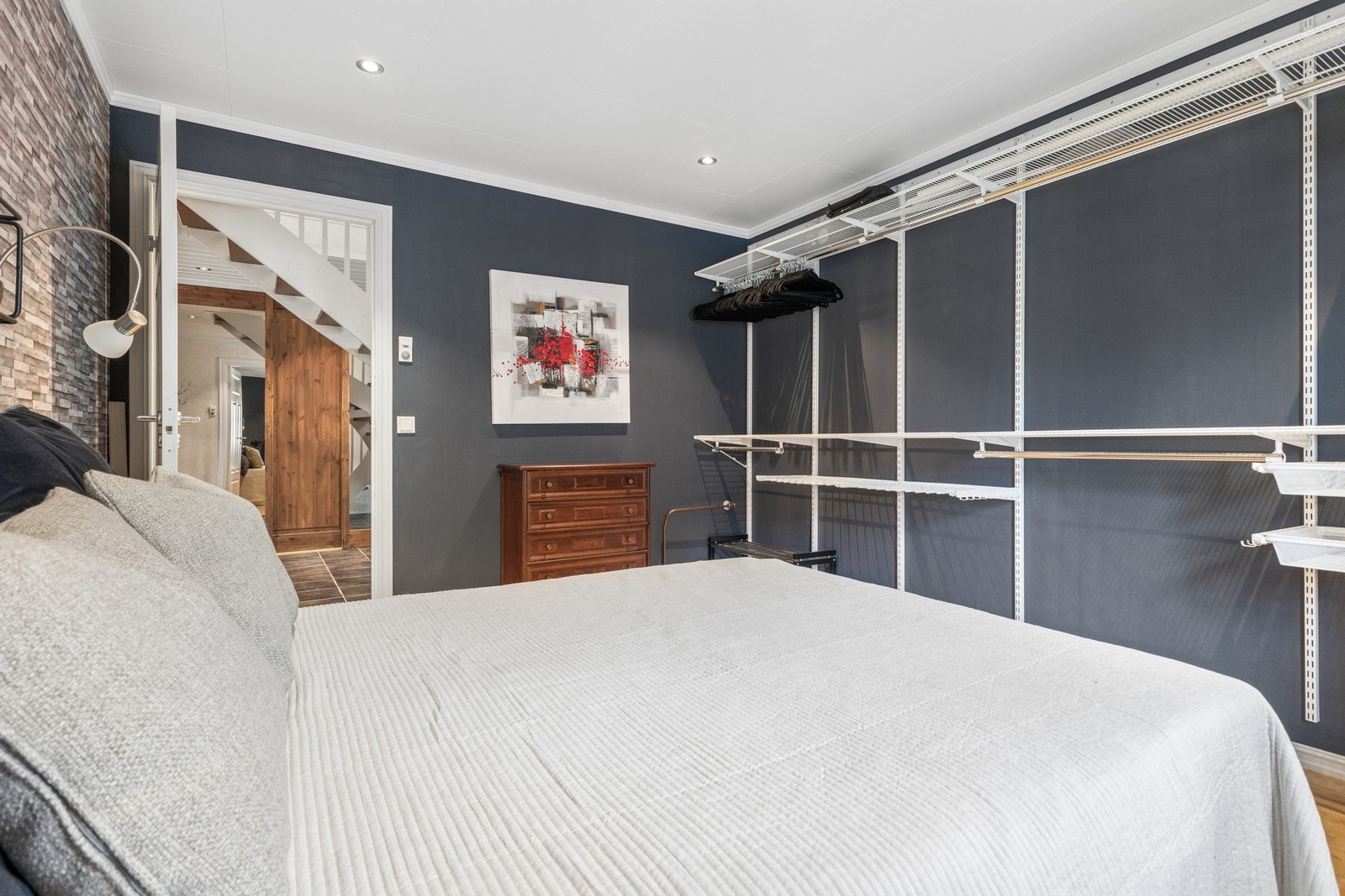 Soverommet i første etasje har en praktisk plassering med nærhet til bad vegg-i-vegg. Galleribilde