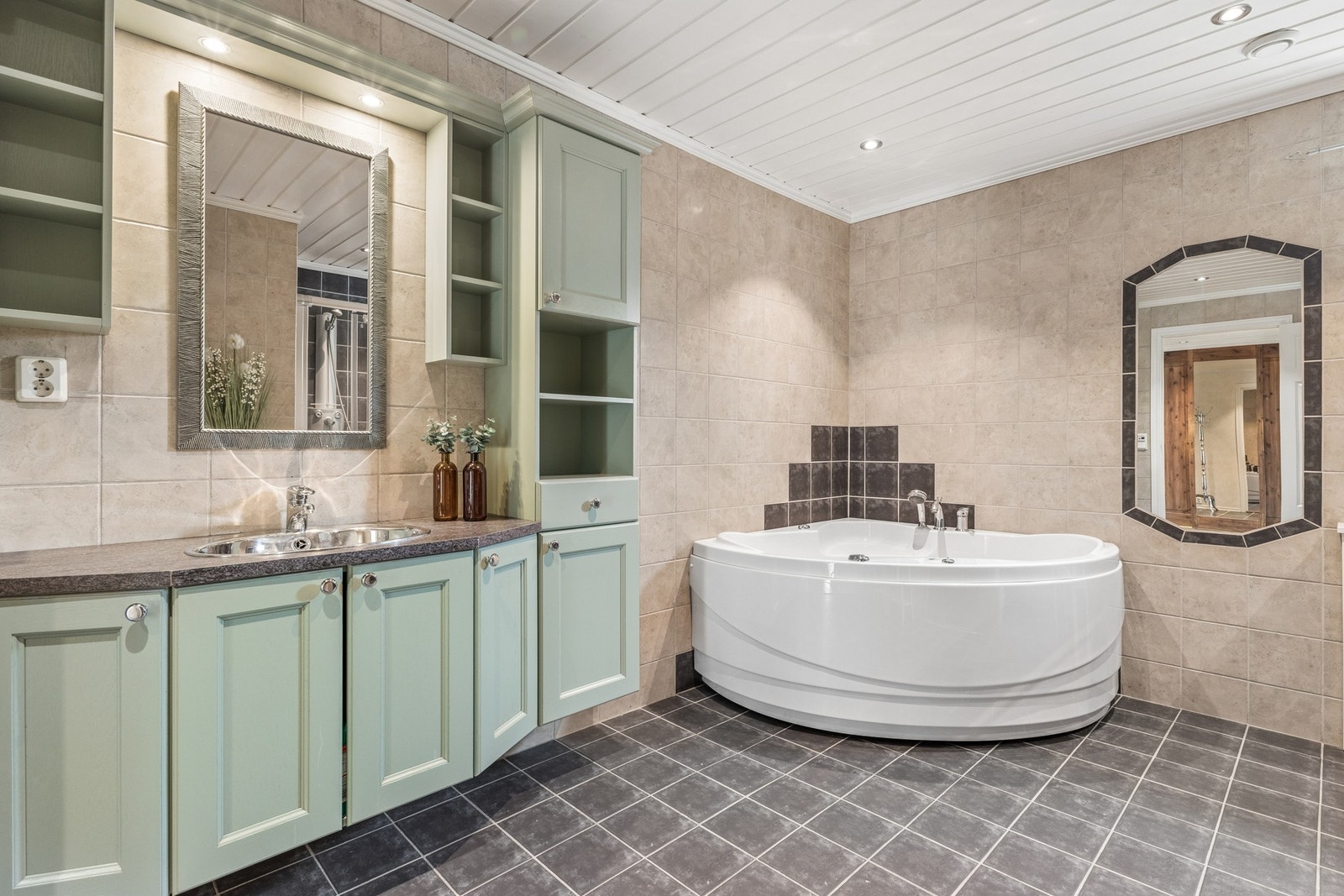 Innredningen har profilerte fronter og godt med oppbevaringsplass. Galleribilde