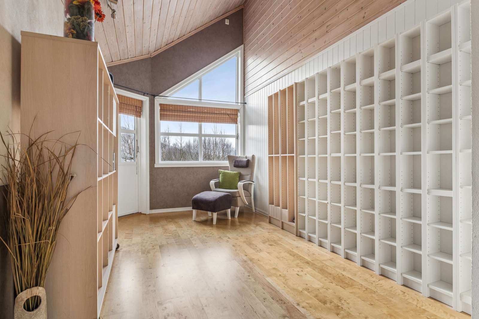 Her er det bygget plassbygde hyller for optimal utnyttelse. Galleribilde