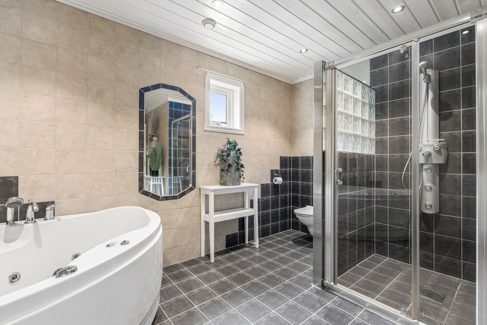 Her kan man velge mellom en rask dusj i hverdagen eller et avslappende bad, for liten og stor. Galleribilde