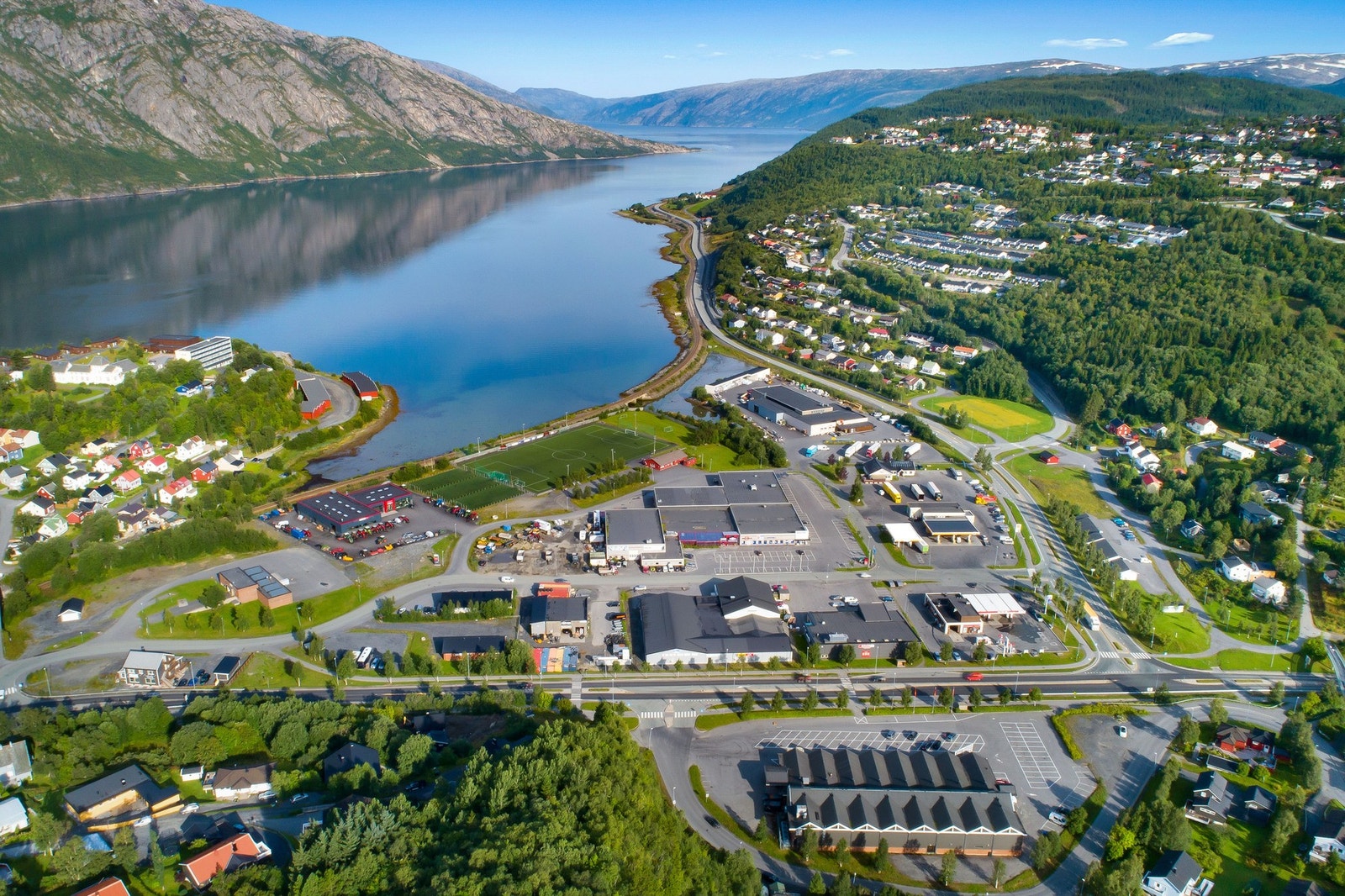 Dronebilde fra Halsøy. Kulstadlia, til høyre i bildet, ligger ca. 4 km nord for sentrum, med enkel adkomst via E6. Galleribilde