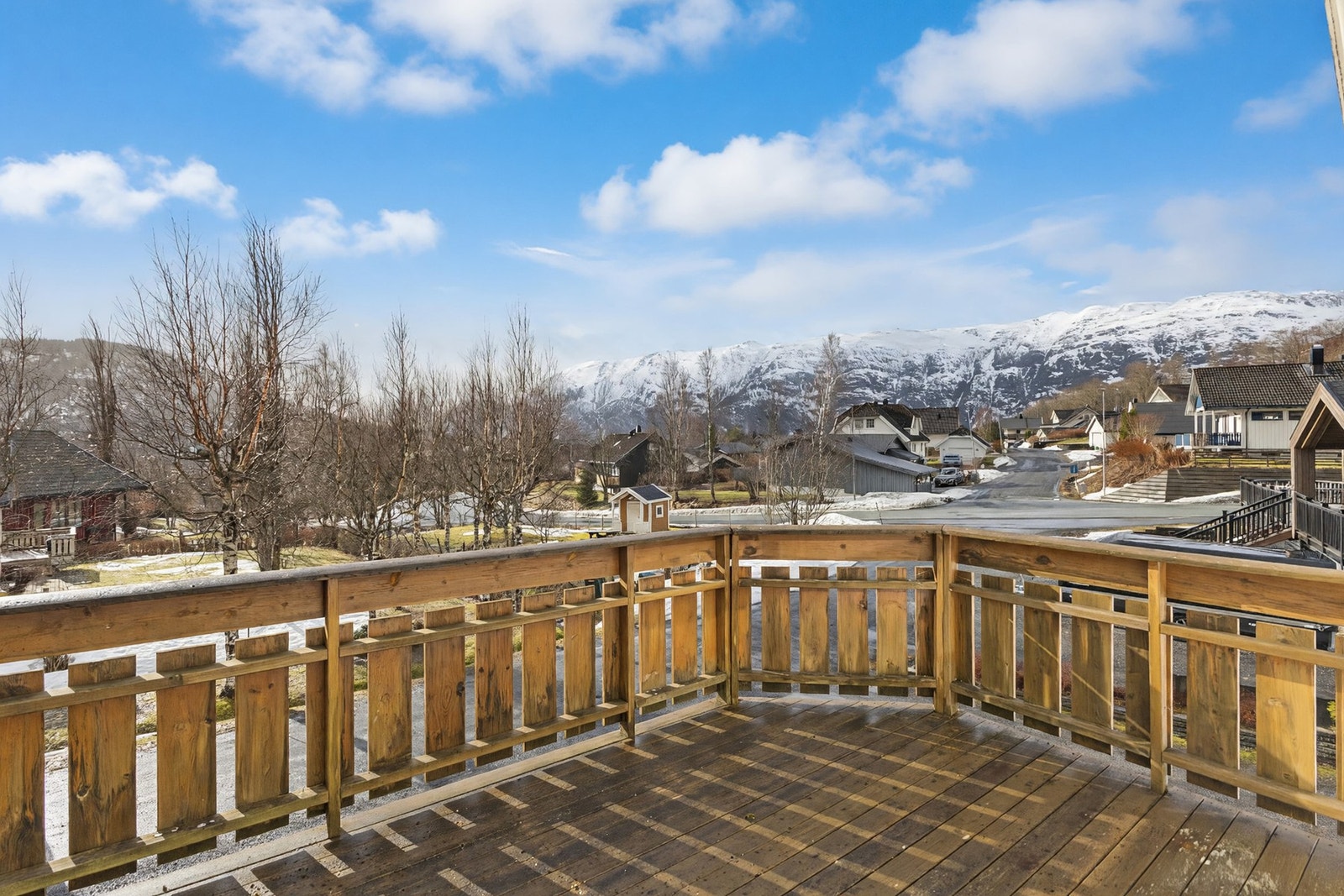 Her kan du nyte fin utsikt, gode solforhold og et overblikk over internlekeplassen like over gata. Et fint supplement til uteområdene. Galleribilde