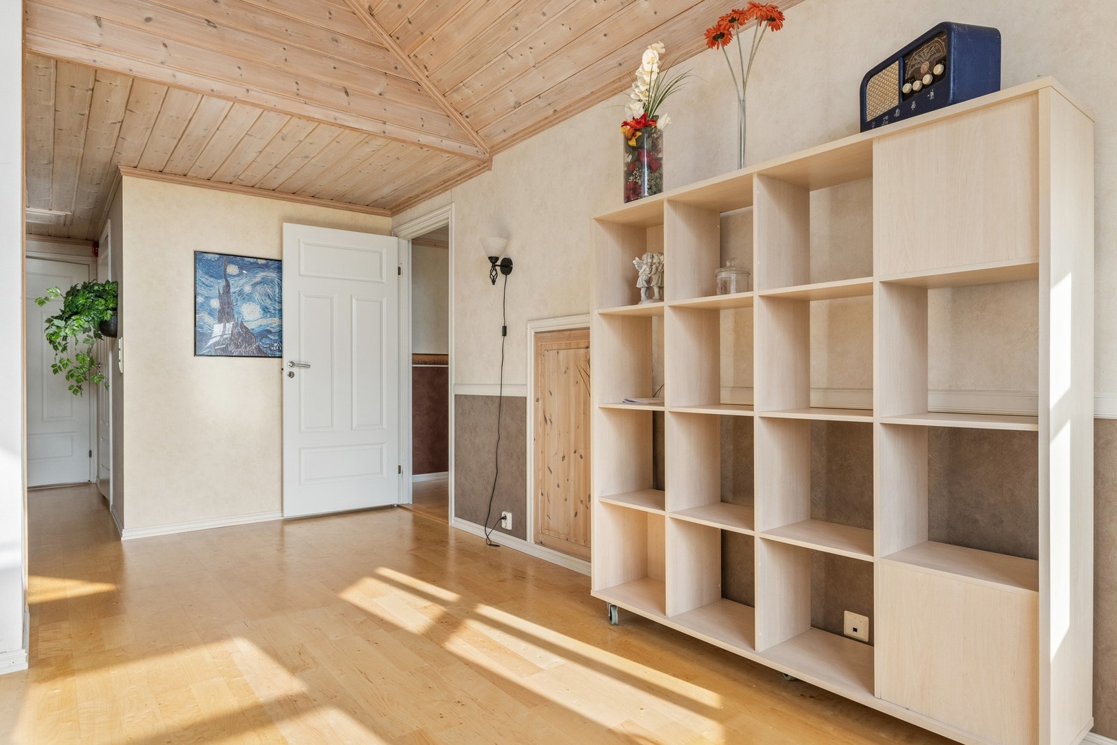 Loftstuen gir ekstra spillerom og kan fungere som en egen sone for barna, TV-stue eller kontor. Galleribilde