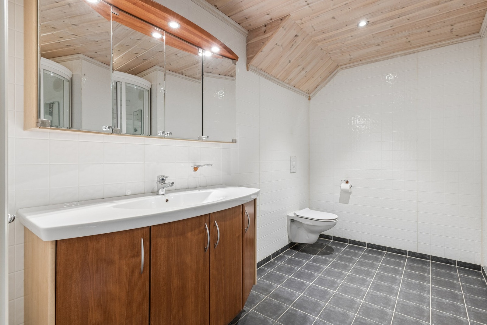 Praktisk baderomsinnredning med servant og speilskap. Galleribilde