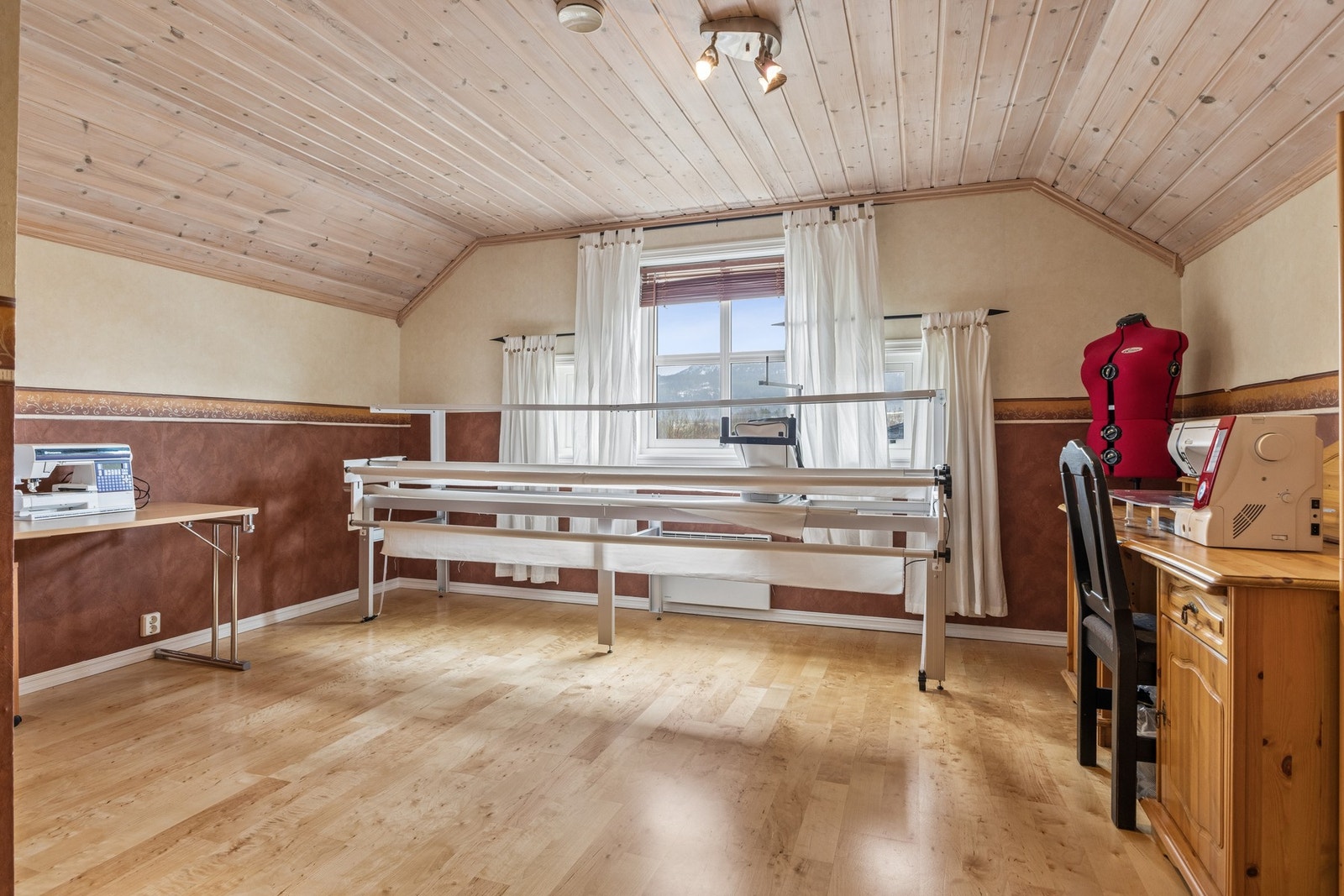 Et av de romslige soverommene på loftet, i dag benyttet som hobbyrom. Galleribilde