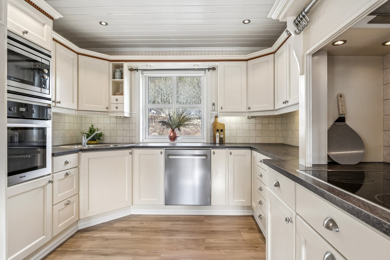 Kjøkkenet er utstyrt med stekeovn, mikrobølgeovn, platetopp og oppvaskmaskin. Galleribilde