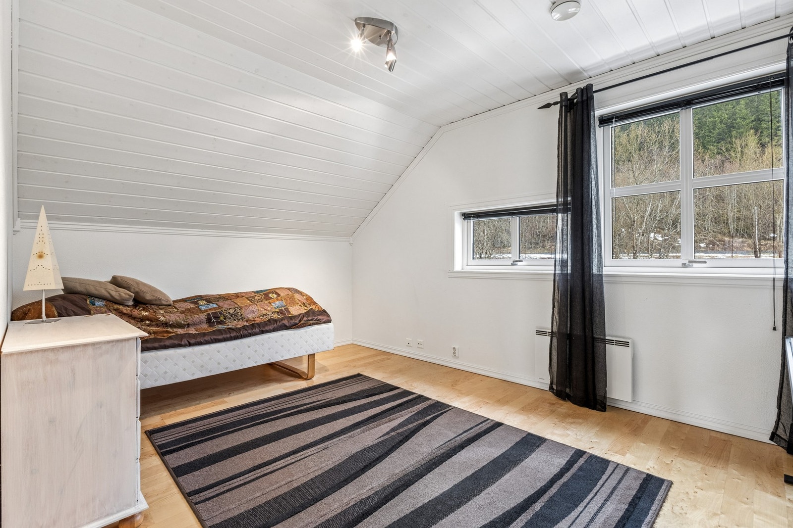 Soverom to i denne etasjen. Alle soverommene på loftet har gode størrelser og flere innredningsmuligheter. Galleribilde