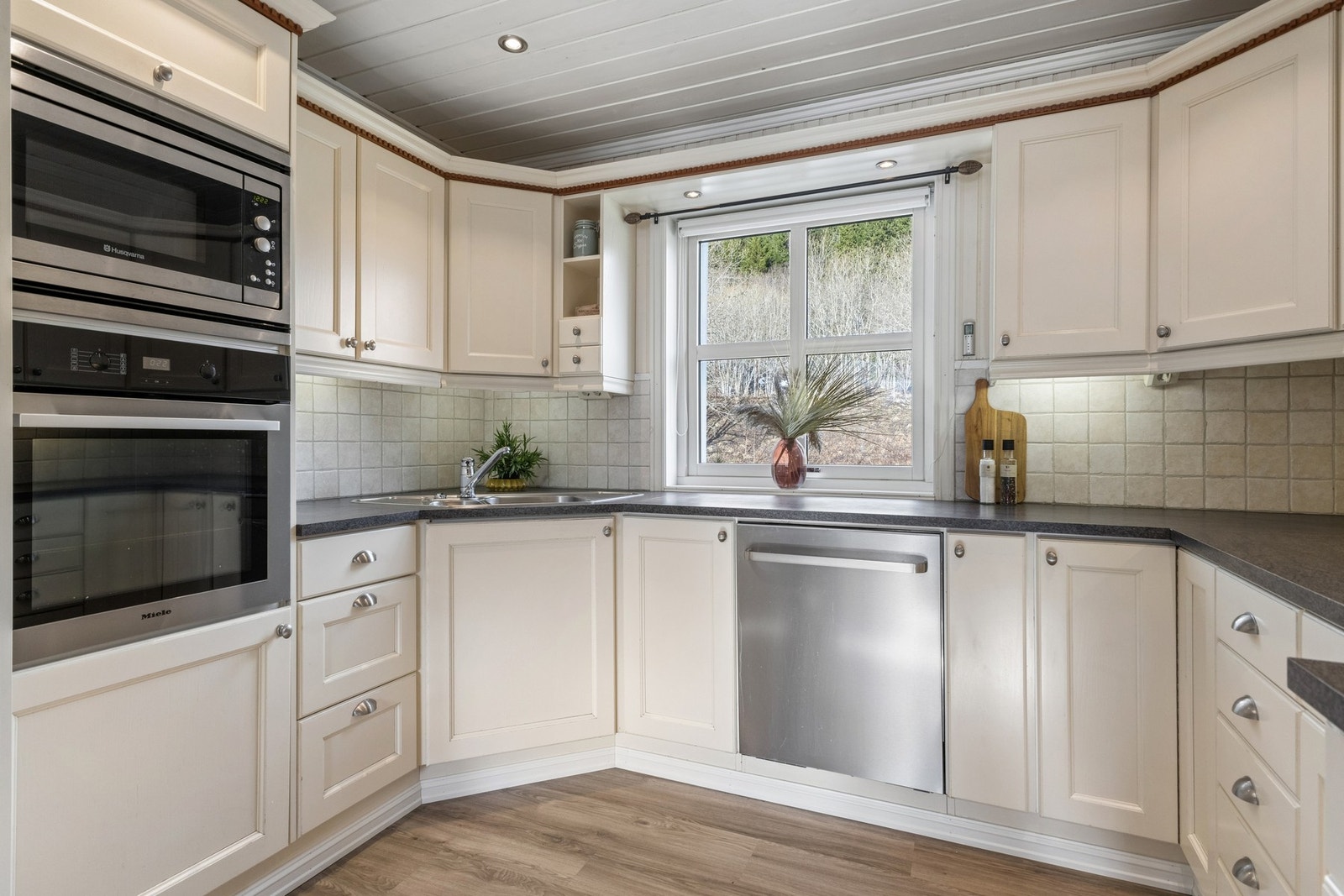 Høyskap med integrert stekeovn og mikrobølgeovn i ergonomisk arbeidshøyde. Galleribilde