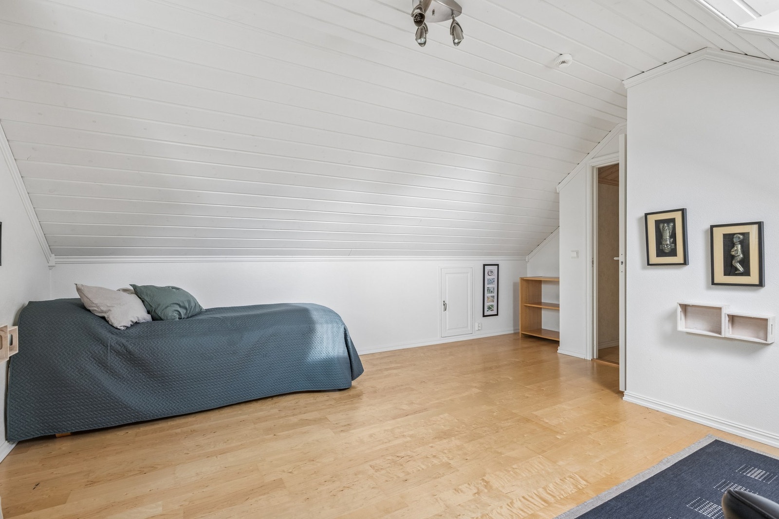 Soverom fire i denne etasjen. Nok et lyst og anvendelig soverom med skråtak som gir en koselig atmosfære. Galleribilde