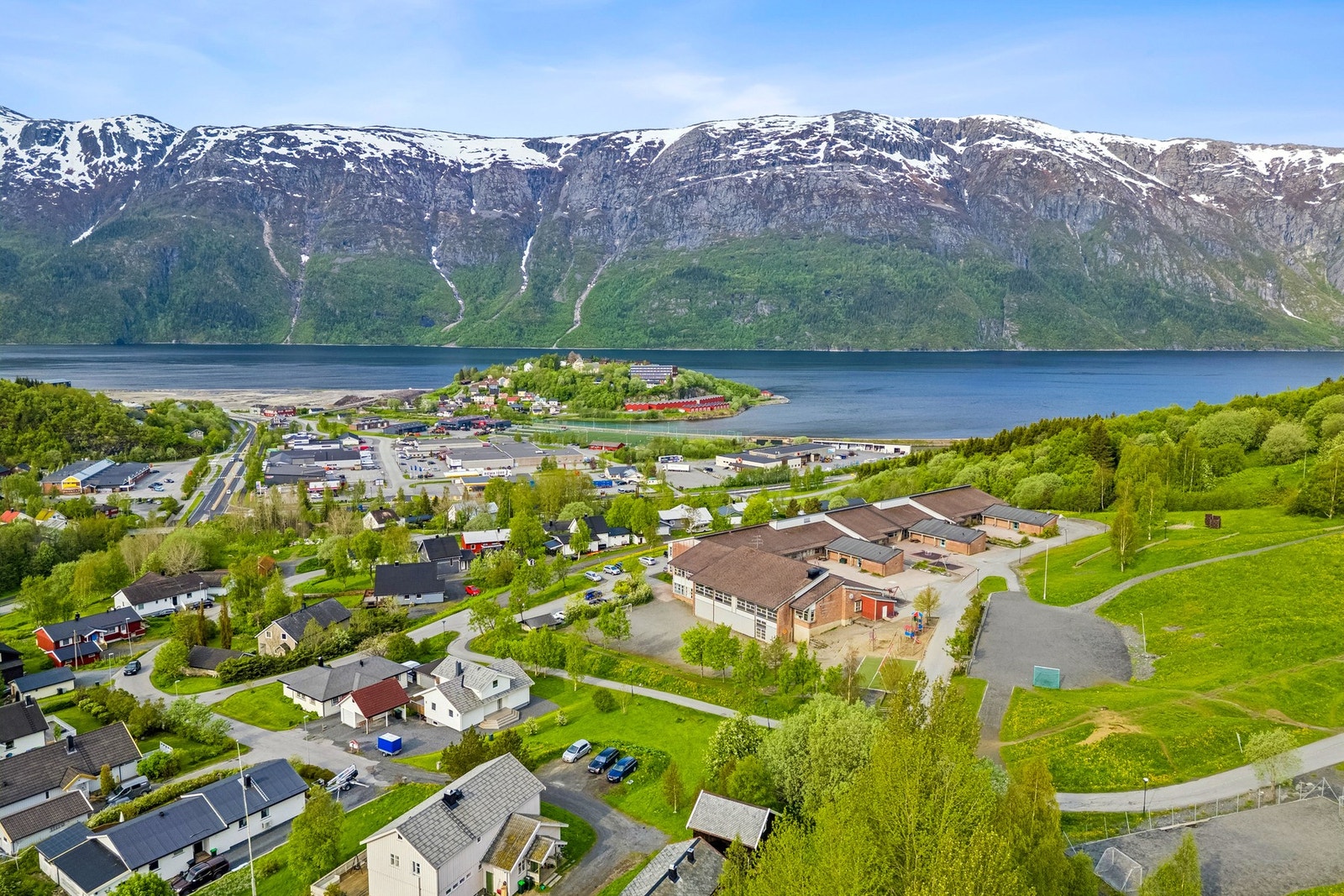 Fra boligen er det kun 600 meter, en trygg og kort gåtur, til Kulstad skole som huser våre håpefulle fra 1-7. trinn. Galleribilde