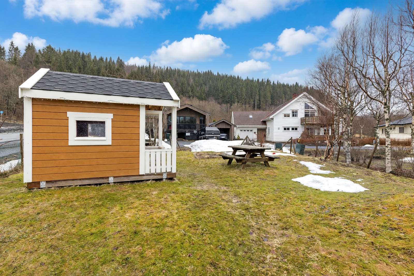 I området bor det mange barnefamilier, så det er lett for barna å finne lekekamerater i nabolaget. Bildet er AI-redigert fra grå til blå himmel.. Galleribilde