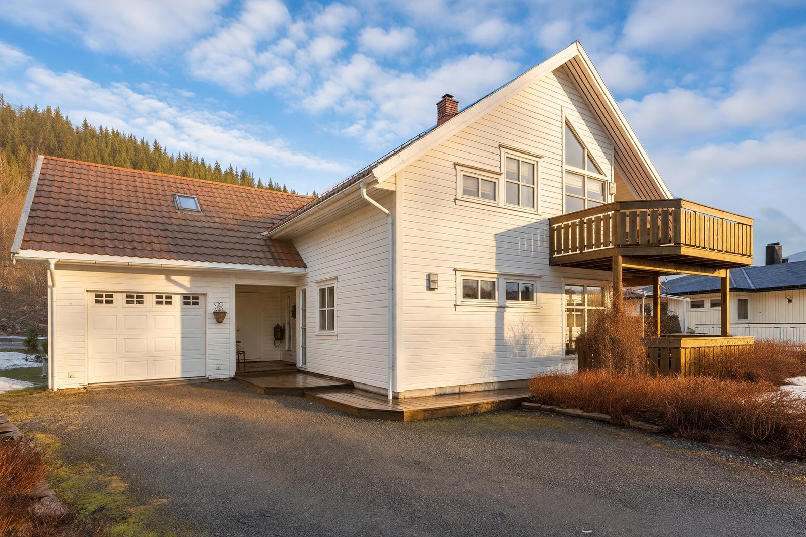 Eiendommen sto ferdig oppført i 2003 og byr på garasje og gode parkeringsmuligheter på egen tomt. Galleribilde