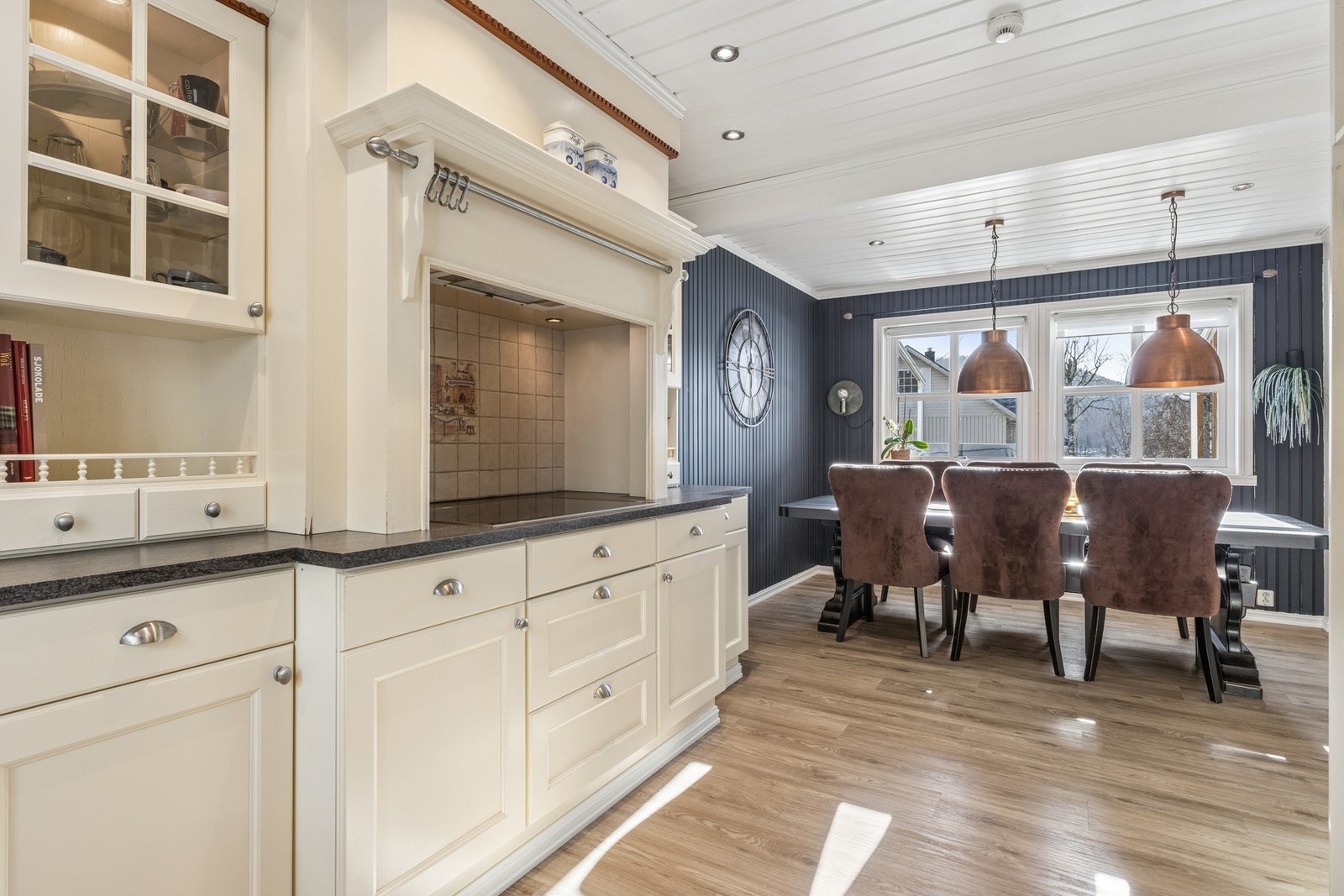 Kjøkkeninnredning med profilerte fronter og rikelig med skap- og benkeplass. Galleribilde