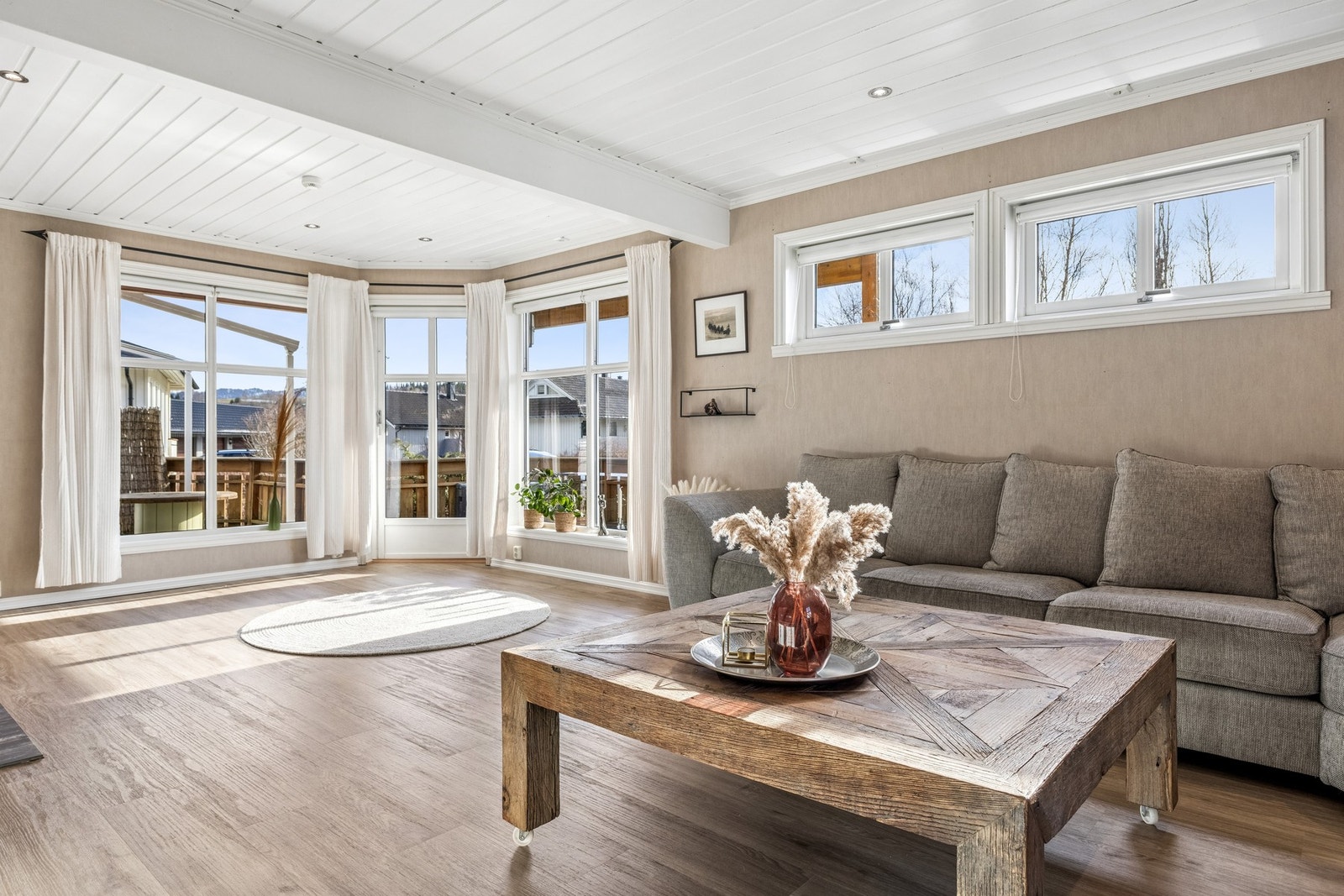 De store vinduene skaper en lys og luftig atmosfære, og fra stuen er det direkte utgang til en markterrasse, samlet over 50 m². Galleribilde