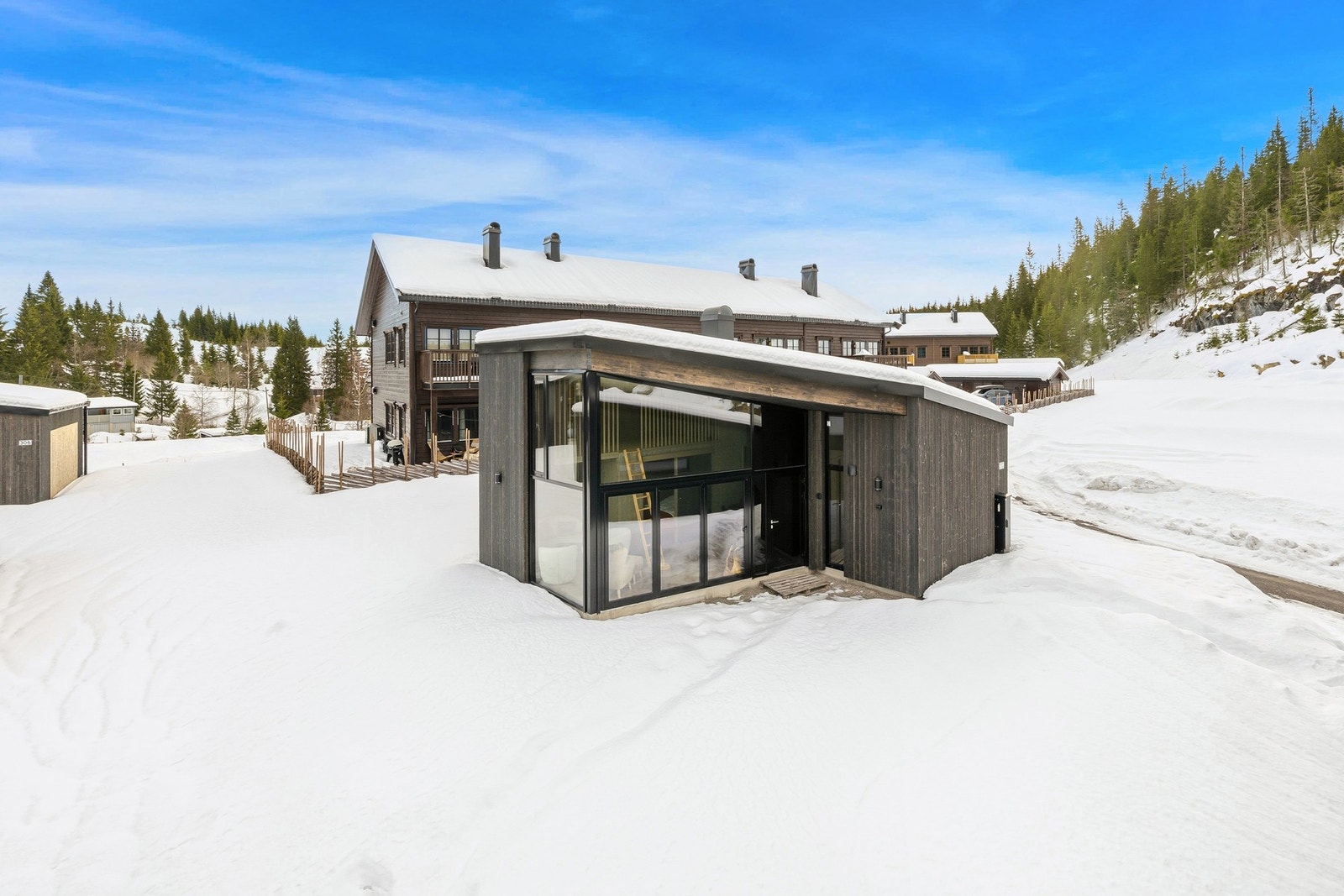 Hytta ligger naturskjønt til i et rolig og attraktivt hytteområde på Myllatunet. Galleribilde