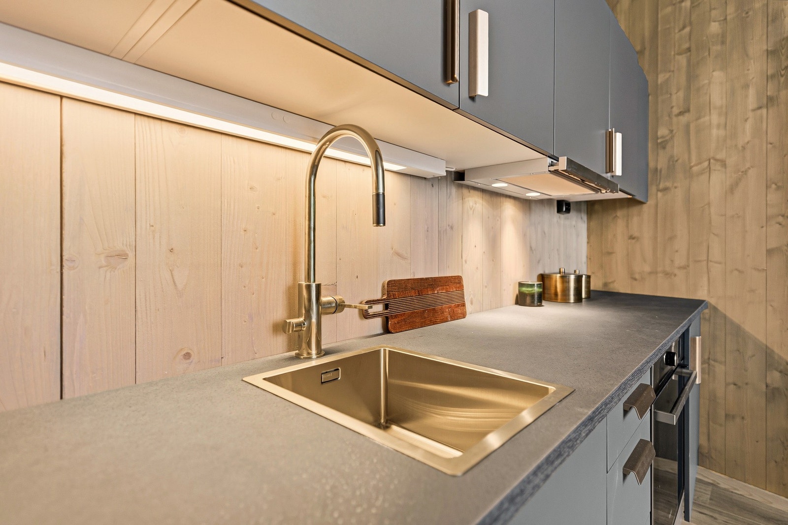 Kjøkkenet er en sentral del av hytta og er utstyrt med integrerte hvitevarer. Galleribilde