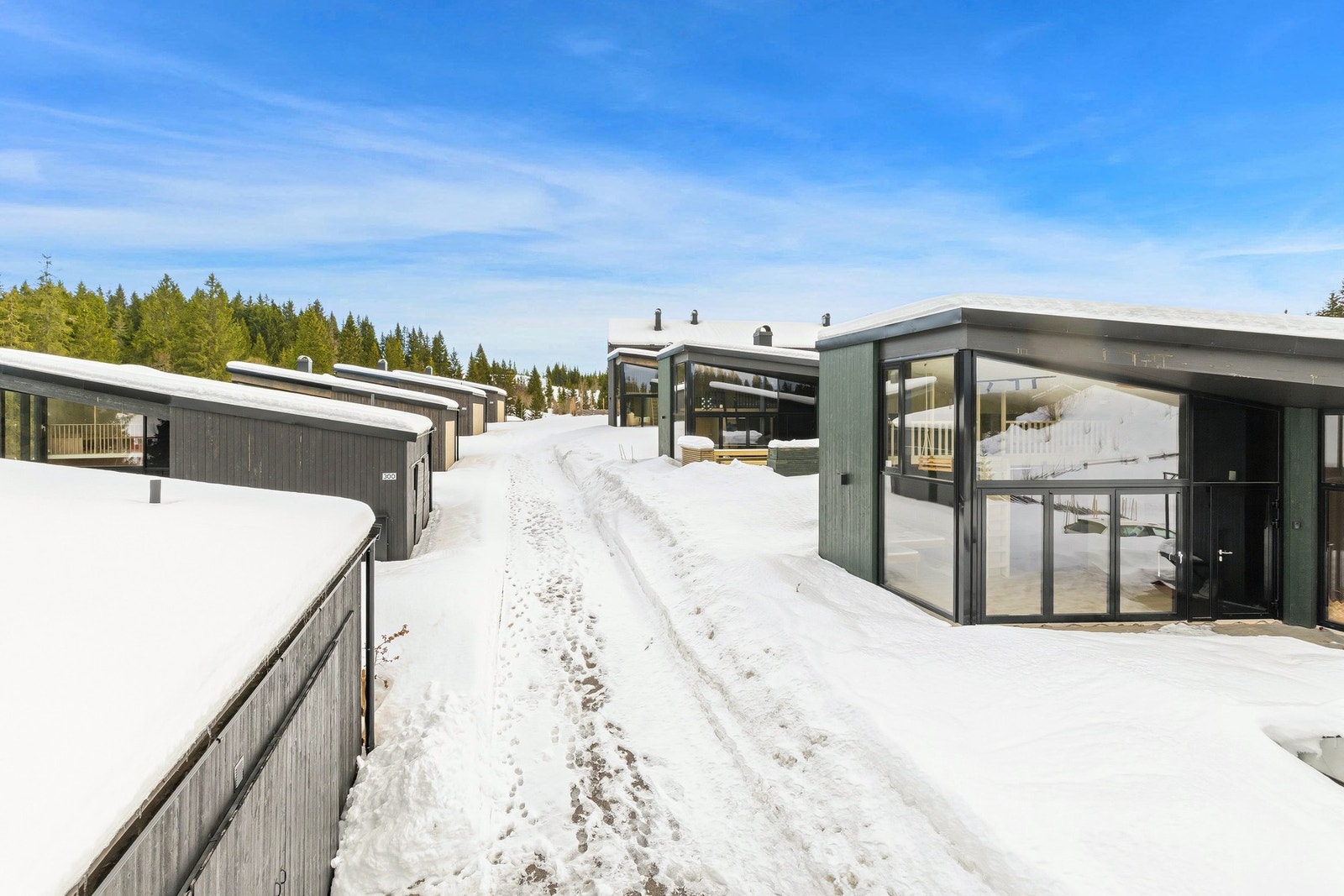 Eiendommen har gode utearealer med plass til både opphold og aktiviteter. Et ideelt sted for å nyte hyttelivet i naturskjønne omgivelser. Galleribilde