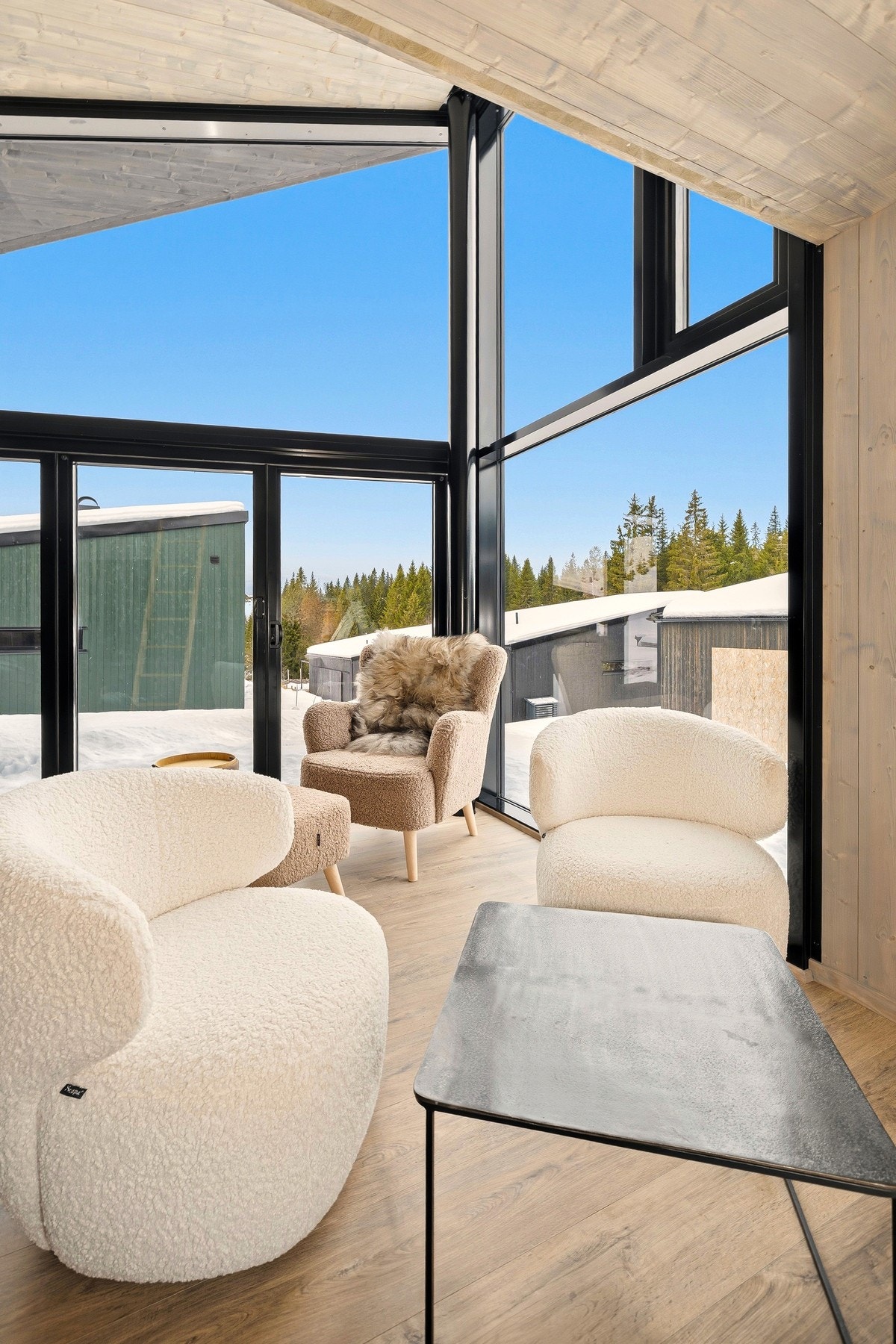 Den gode takhøyden i stuen forsterker romfølelsen ytterligere og gir et moderne og luftig preg. Galleribilde