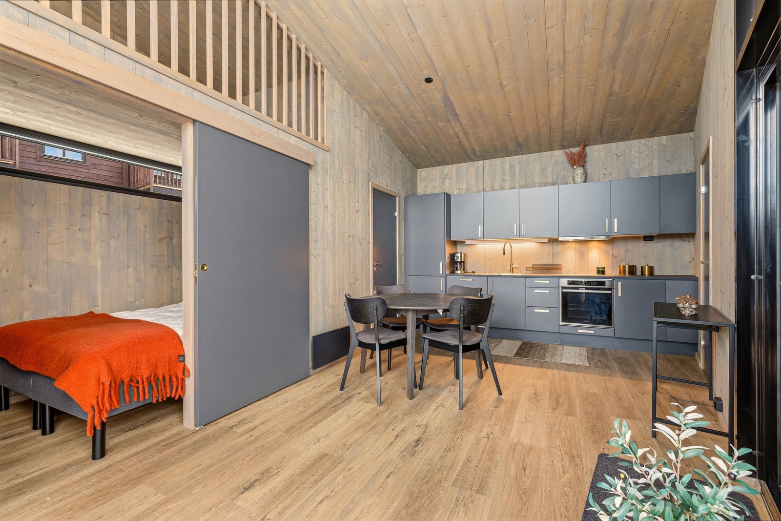 Det er åpen løsning mellom kjøkken og stue, med god plass til spisebord. Galleribilde