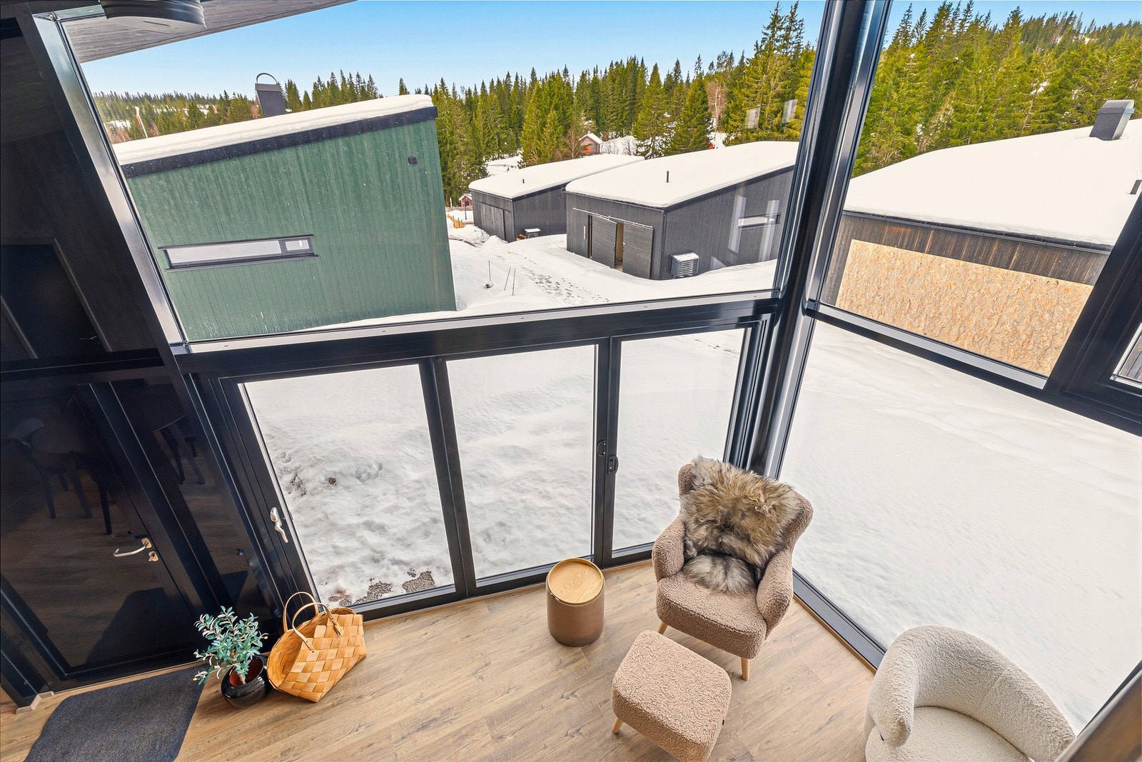 Fra stuen har du adkomst til hemsen med flere soveplasser og mulighet for en sittegruppe. Galleribilde