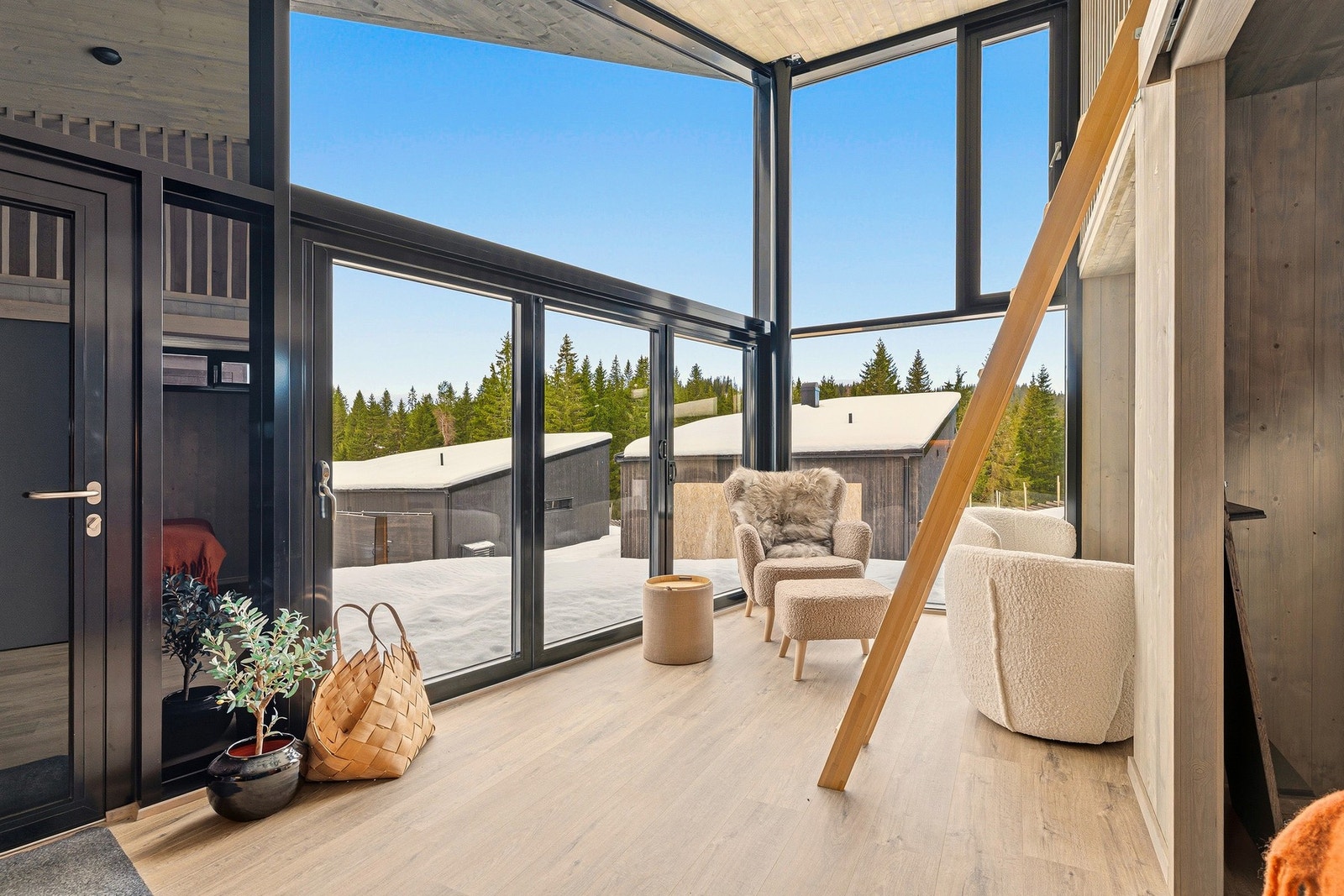 Materialbruken i hytta er inspirert av nordisk hyttestil med naturlige overflater i tre, dempede fargetoner og detaljer i mørke kontraster. Galleribilde