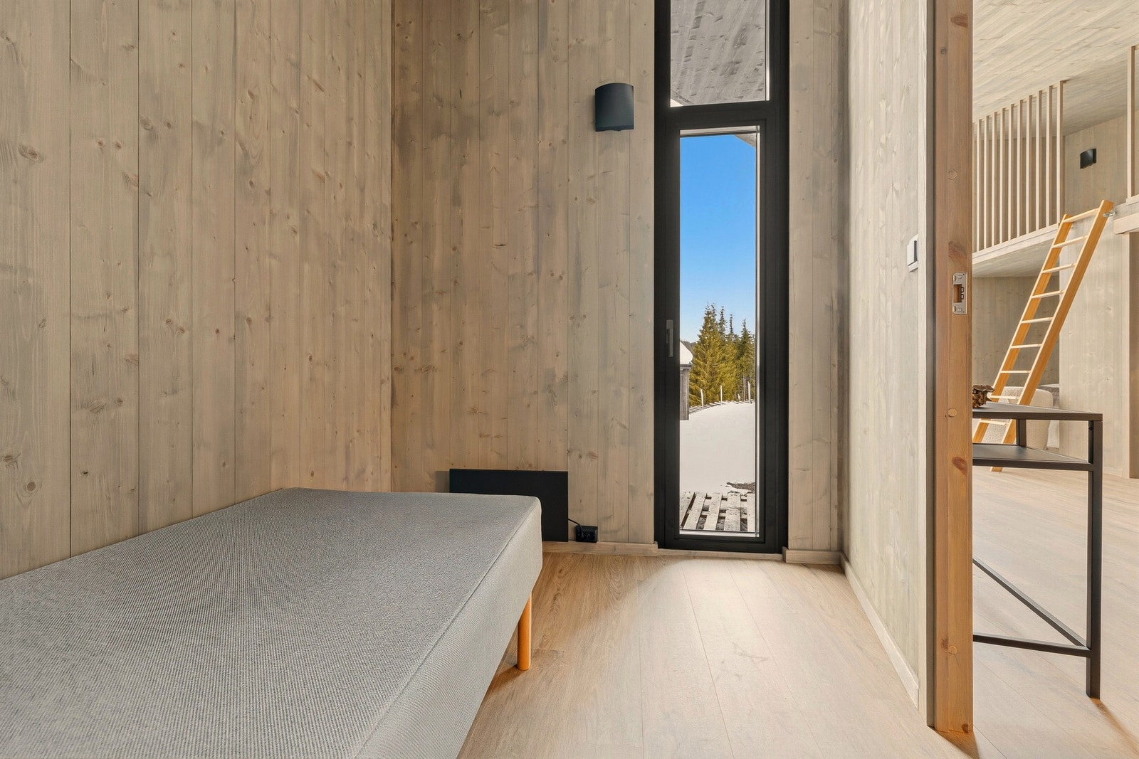 Praktisk soverom tilknyttet stuen med skyvedører for maksimal utnyttelse av areal. Galleribilde