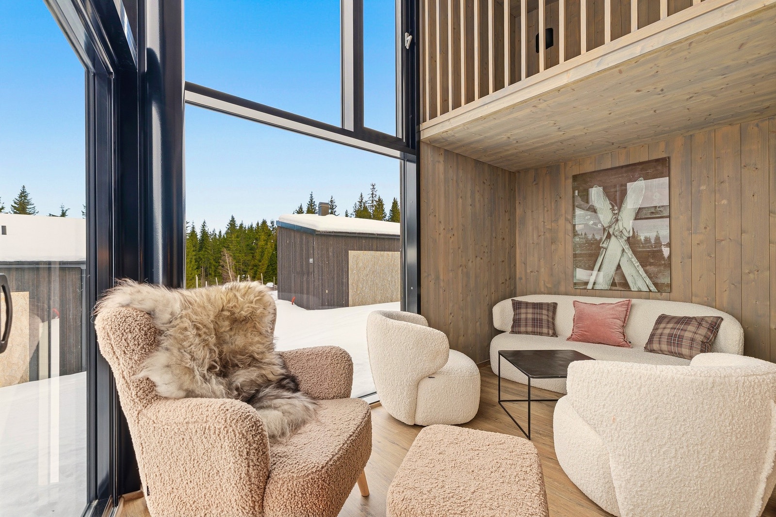 Den store glassfasaden med foldedører blir hyttas
midtpunkt, tar vare på dagslyset og serverer utsikten på et sølvfat. Galleribilde