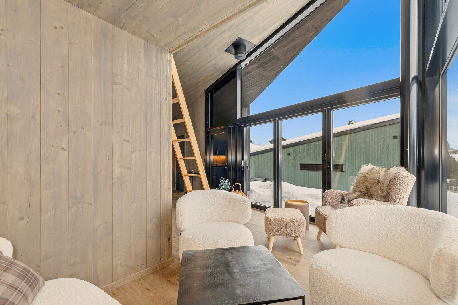 Her har du god plass til både sofa og stoler. Galleribilde