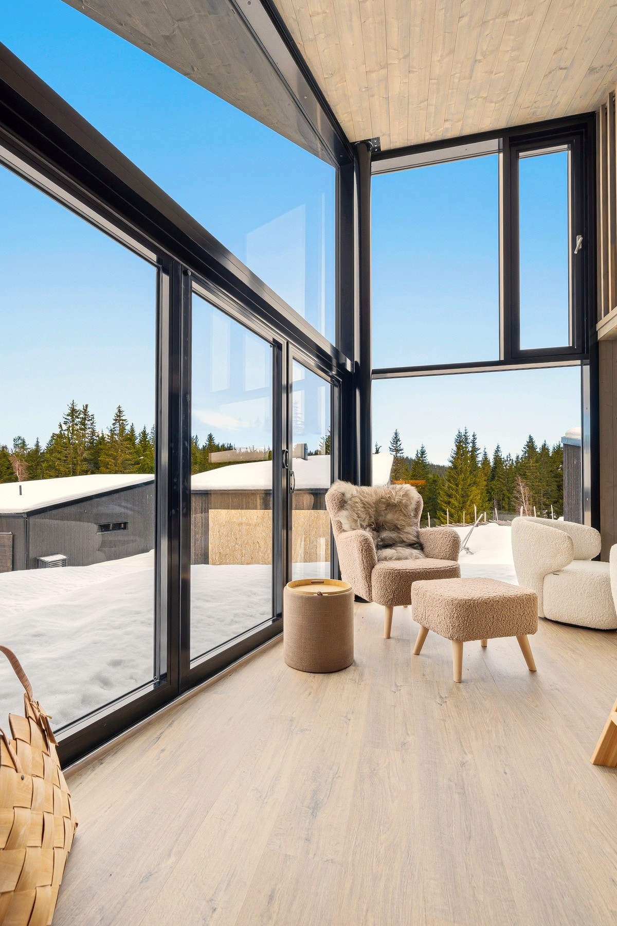 Når man åpner foldedørene føler man at hytta er en forlengelse av naturen. Galleribilde