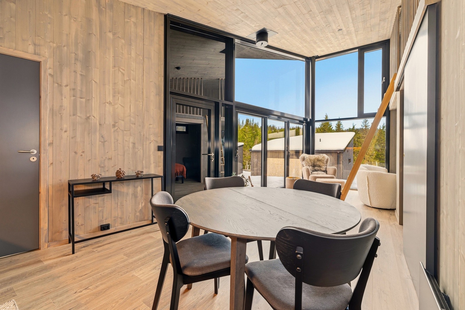 Hytta har et moderne uttrykk som følge av utstrakt
bruk av miljøvennlig massivtre og store glassfasader. Galleribilde