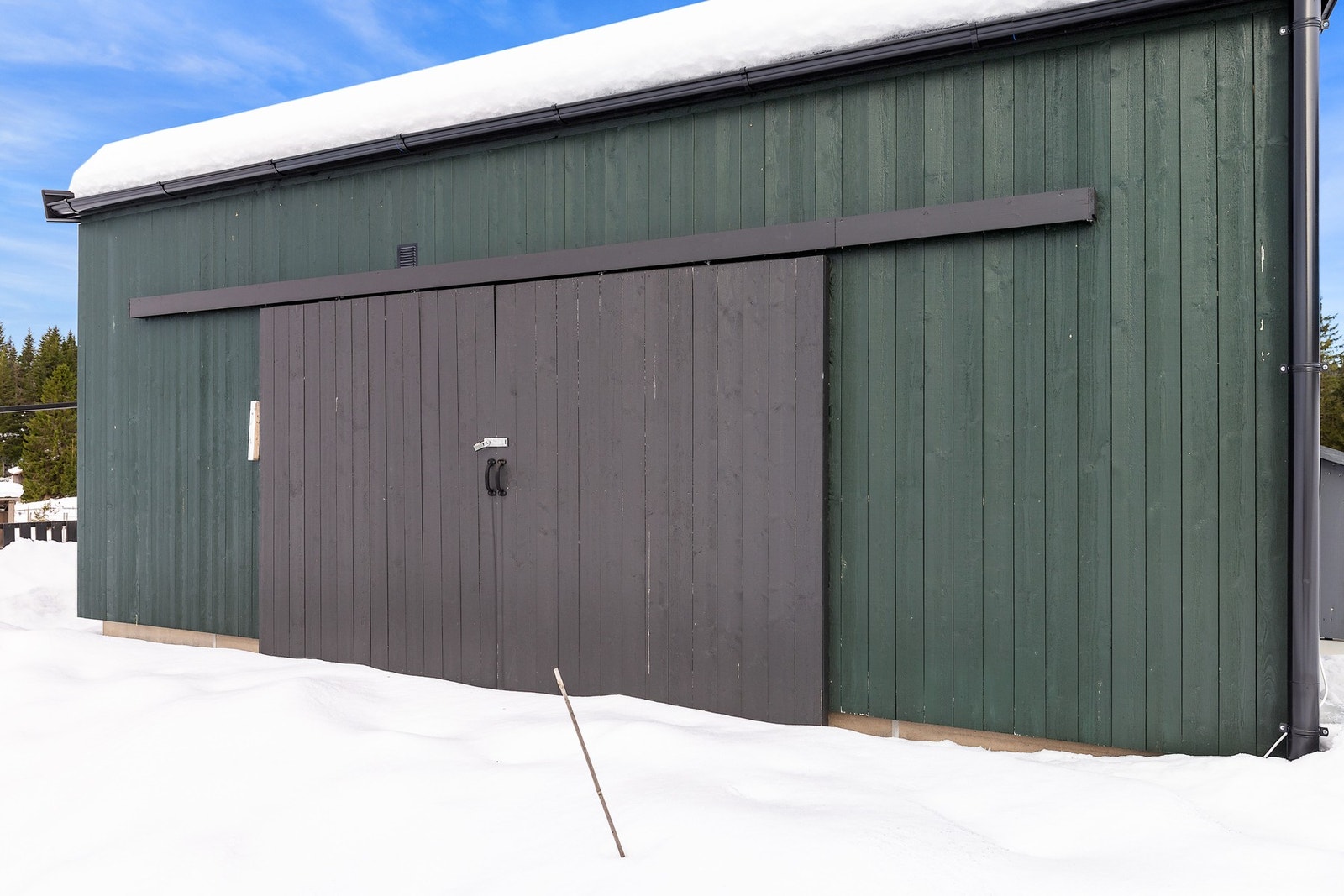 Hytta har en stor bod med skyvedører på baksiden, med god plass til sesongoppbevaring. Galleribilde