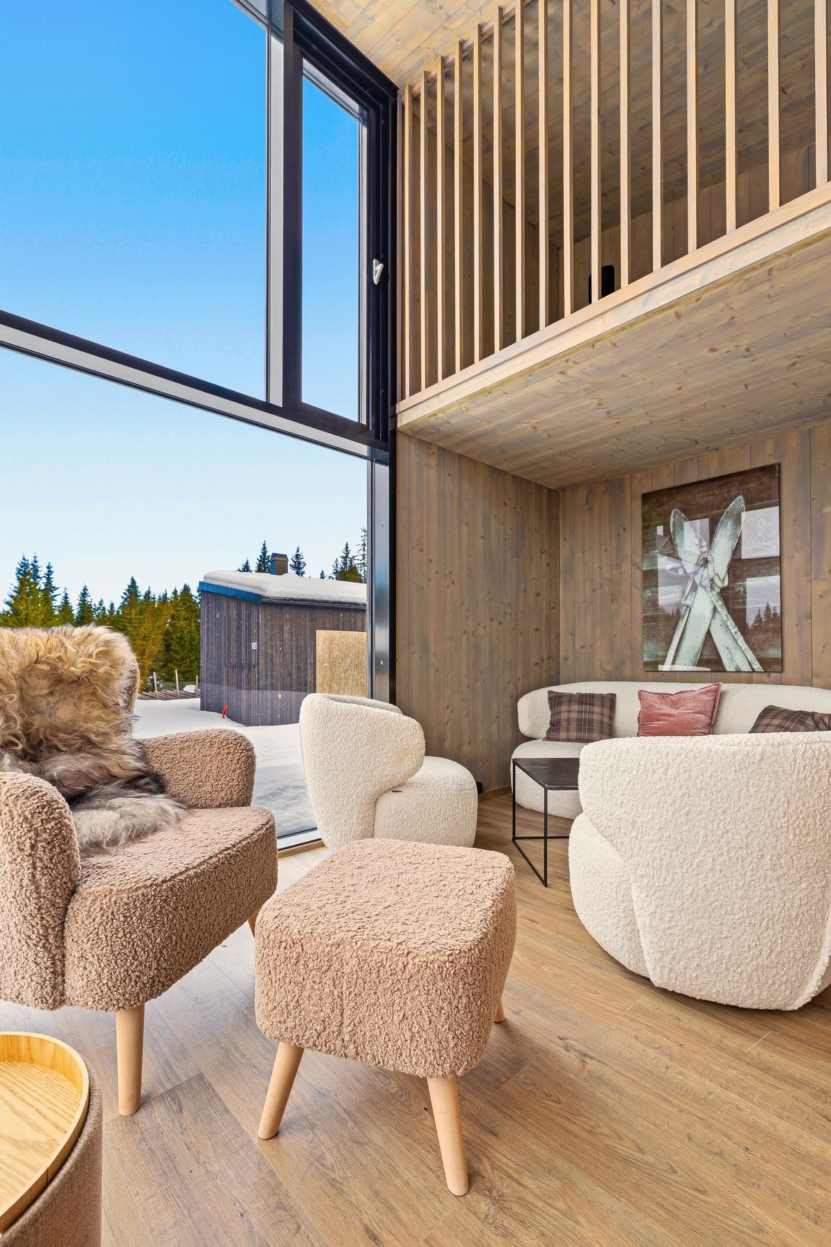 Fra stuen er det utgang til uteareal, noe som gir en naturlig overgang mellom inne- og uterom. Galleribilde