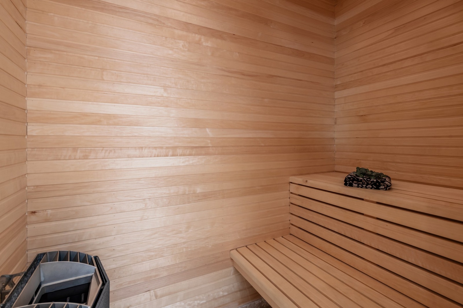 Badstuen - det perfekte sted for avkobling etter en lang dag ute! El. badstueovn og sittebenker i tre. Galleribilde