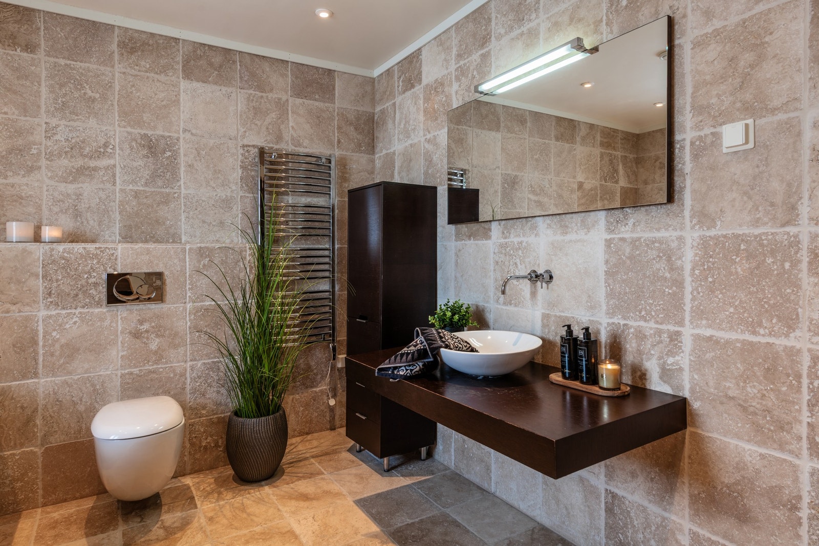 Dette badet er innredet med servantinnredning, vegghengt toalett, dusj og innebygget boblebadekar. Galleribilde