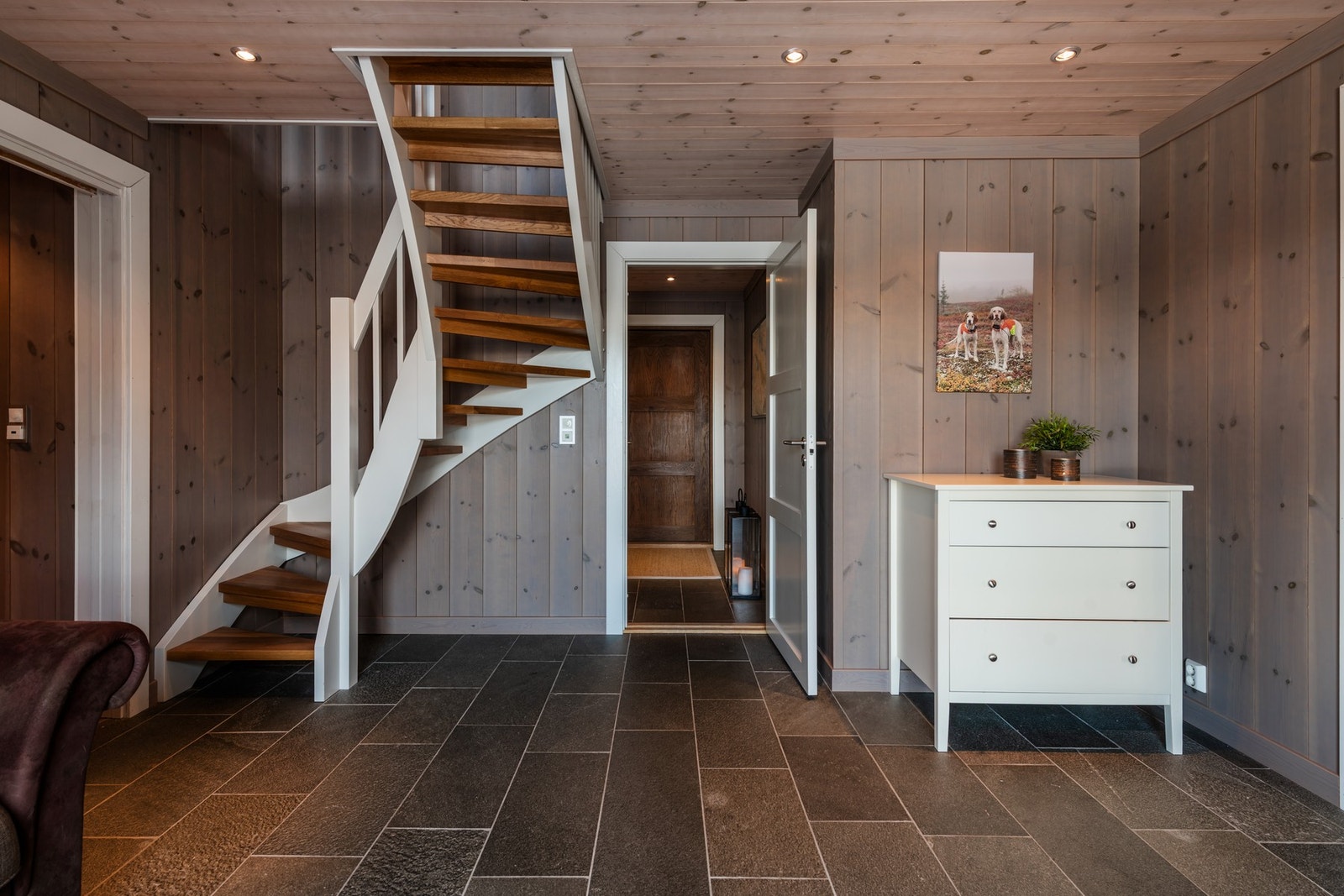 Fra hallen går det trapp opp til loftsetasjen. Galleribilde