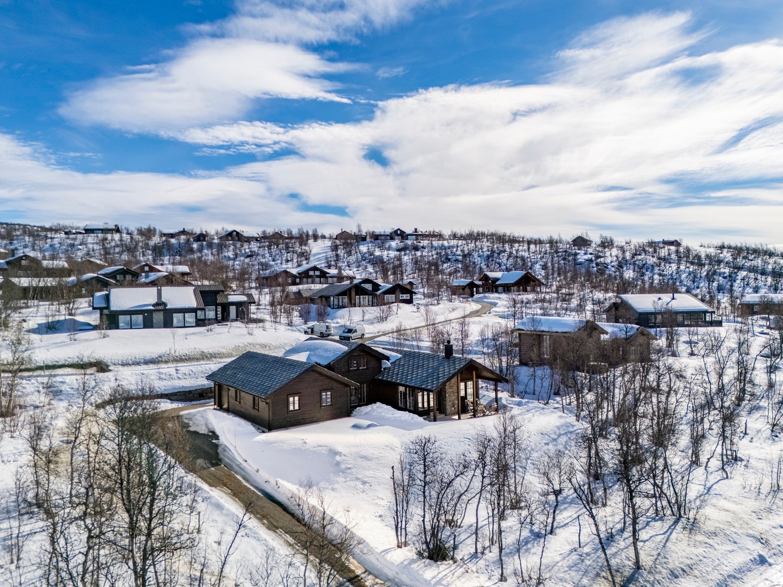 Fritidsboligen har meget bra beliggenhet ca. 1 km. vest for Myrland, Sudndalen. Galleribilde