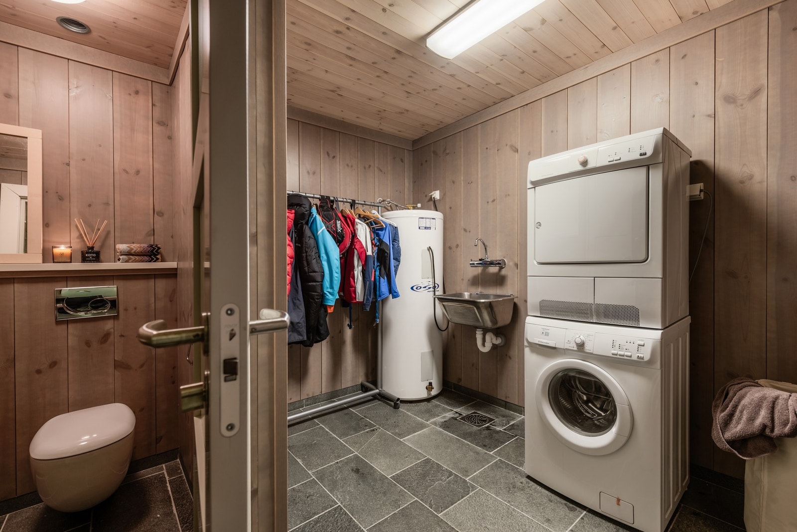 Vaskerom med vask, samt opplegg for vaskemaskin og tørketrommel. Galleribilde