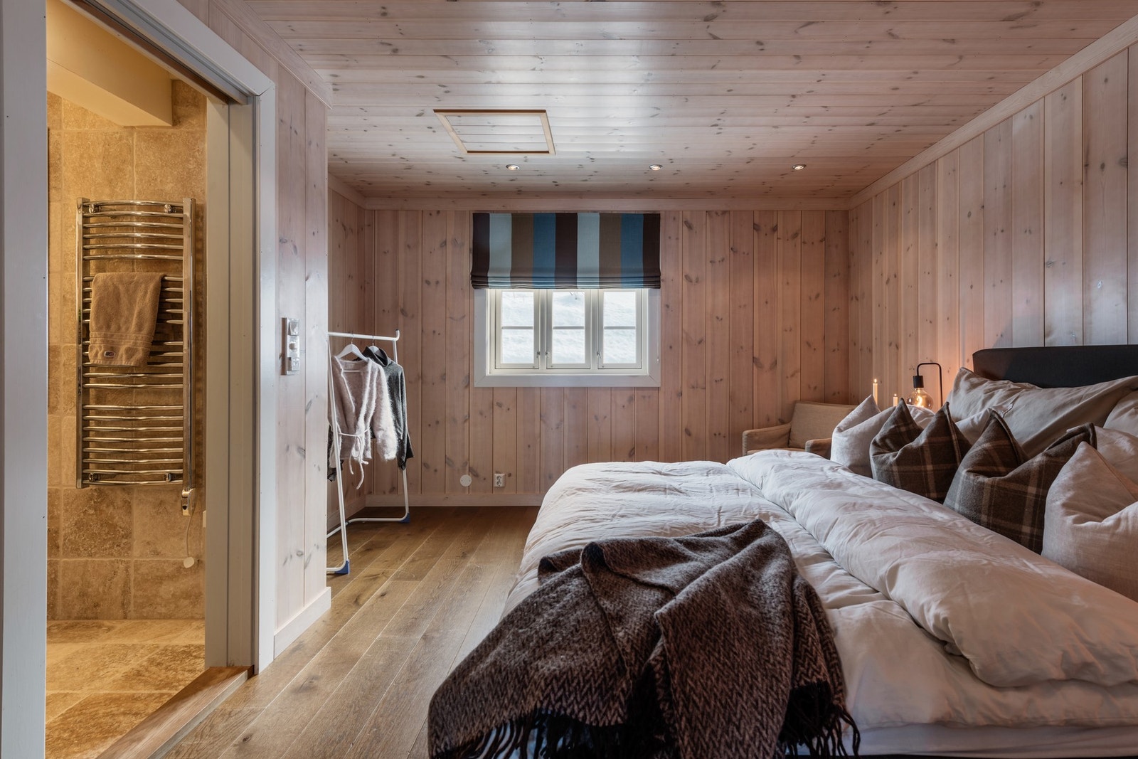 Fra hovedsoverom er det tilgang bad. Galleribilde