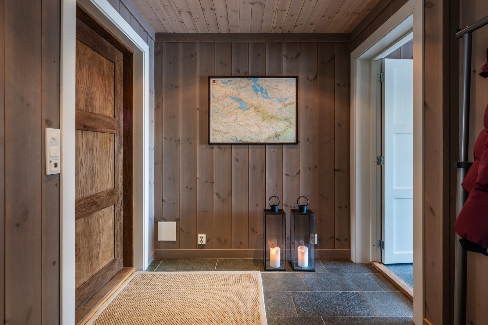 Gangen har praktiske skiferfliser på gulvet. Galleribilde