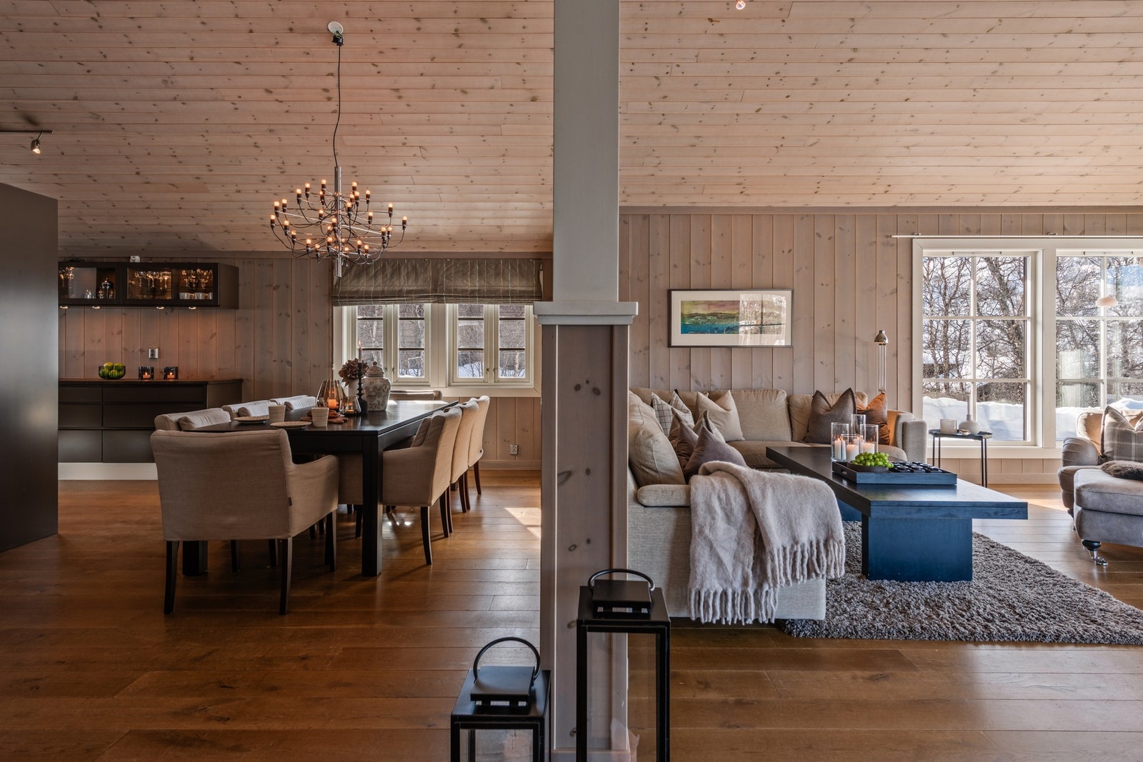 God plass for en spisegruppe til små og store lag. Galleribilde