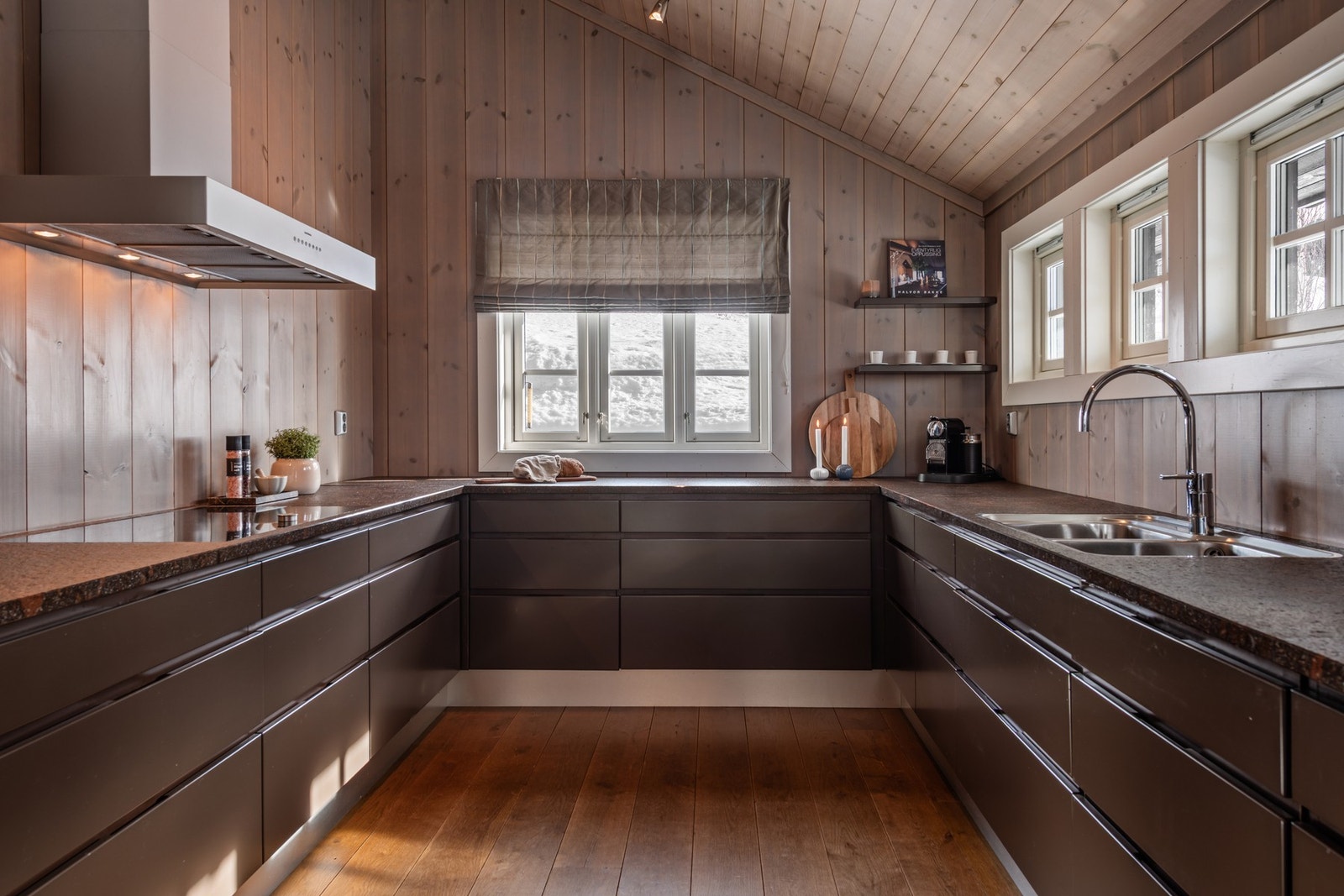 Kjøkkeninnredning med glatte, moderne fronter Galleribilde