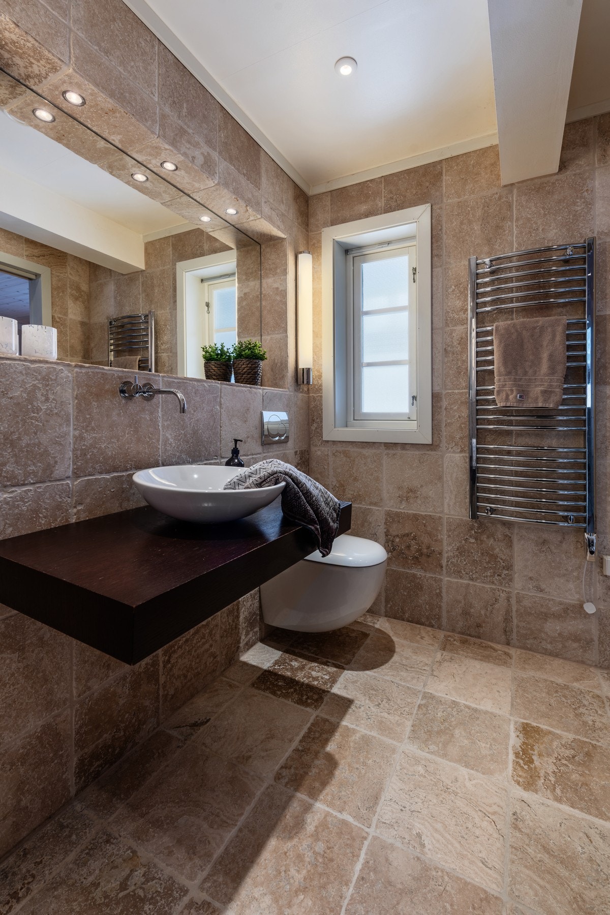 Dette badet har servantinnredning, vegghengt toalett og dobbel dusj. Galleribilde