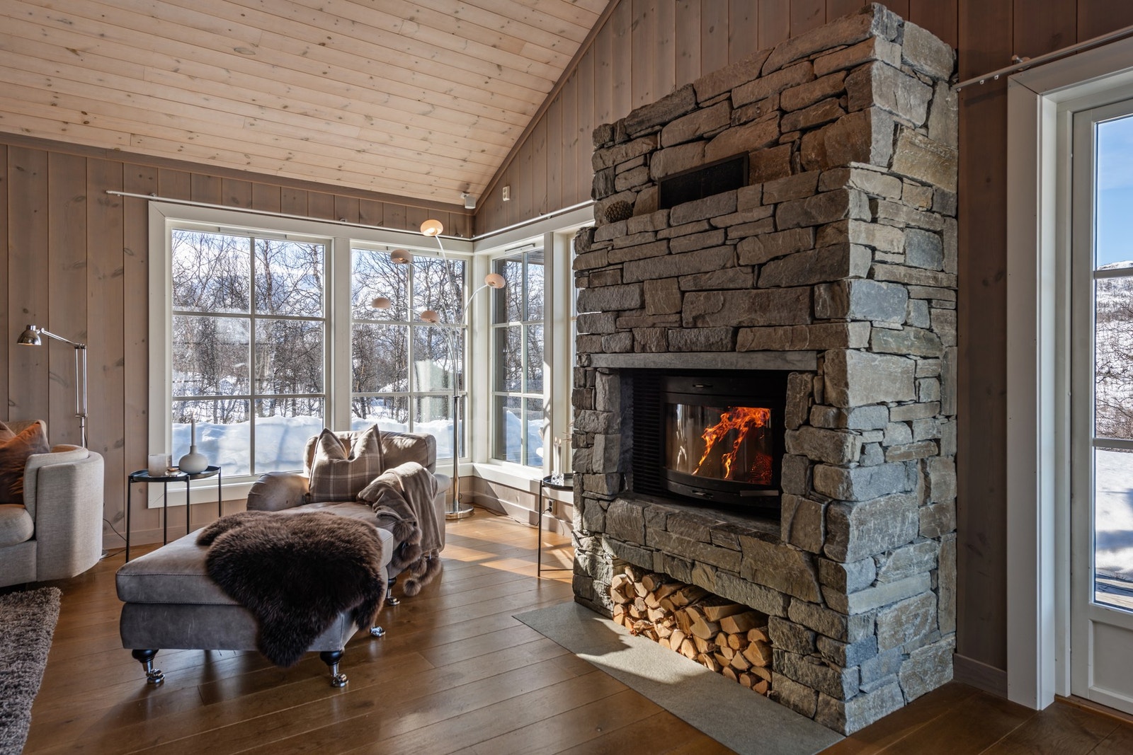 Den flotte peisen med innsats forblendet med stein troner som et møbel i rommet. Galleribilde