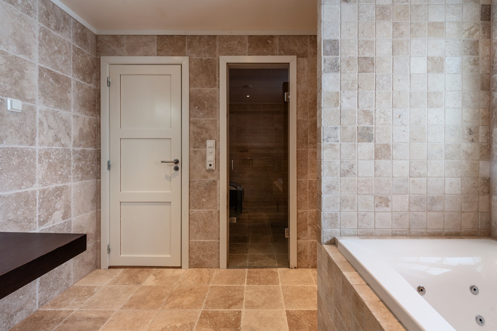 Fra dette badet er det tilgang til badstue. Galleribilde